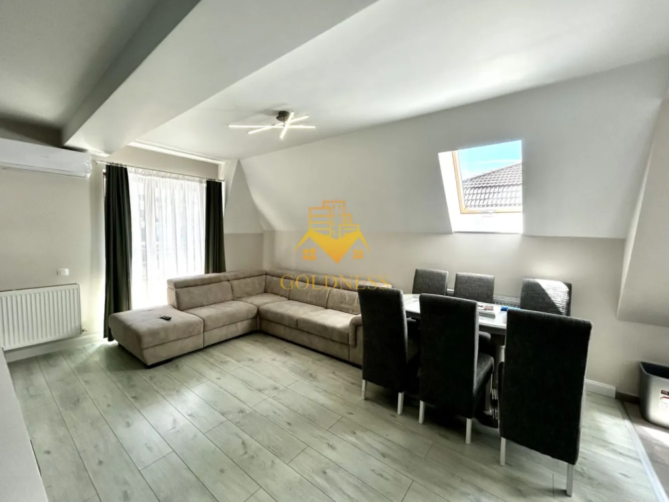 4 Camere Open space, Europa, Calea turzii, Parcare, Observatorului - GOLDNESS Imobiliare vă propune spre închiriere un apartament cu 4 camere complet mobilat și utilat, la etajul 2 într-un imobil de 2 etaje, în Cartierul Europa. Parcare exterioara inclusa! Se află în apropierea stațiilor de transport în comun, magazine, restaurante, spații verzi, farmacii, etc. Apartamentul este compartimentat astfel: - dormitor cu pat matrimonial, dressing, noptiere, birou - dormitor cu pat matrimonial, dressing, noptiere, iesire pe balcon - dormitor cu pat matrimonial, dressing, noptiere - living cu bucatarie open space complet utilată și mobilată, canapea extensibilă, loc de servit masa - doua bai, una cu cada, calorifer port prosop și dulap pentru depozitare. - balcon 7 mp. Imobilul este dotat cu toate cele necesare- centrală proprie, frigider, aragaz, hotă, mașină de spălat haine, etc. Dacă sunteți interesați de acest apartament și doriți să îl vizionați, dar și pentru alte oferte nu ezitați să ne contactați telefonic sau prin e-mail. Vă stăm la dispoziție! Pentru intermediere se percepe un comision de 50% din prețul chiriei! }}