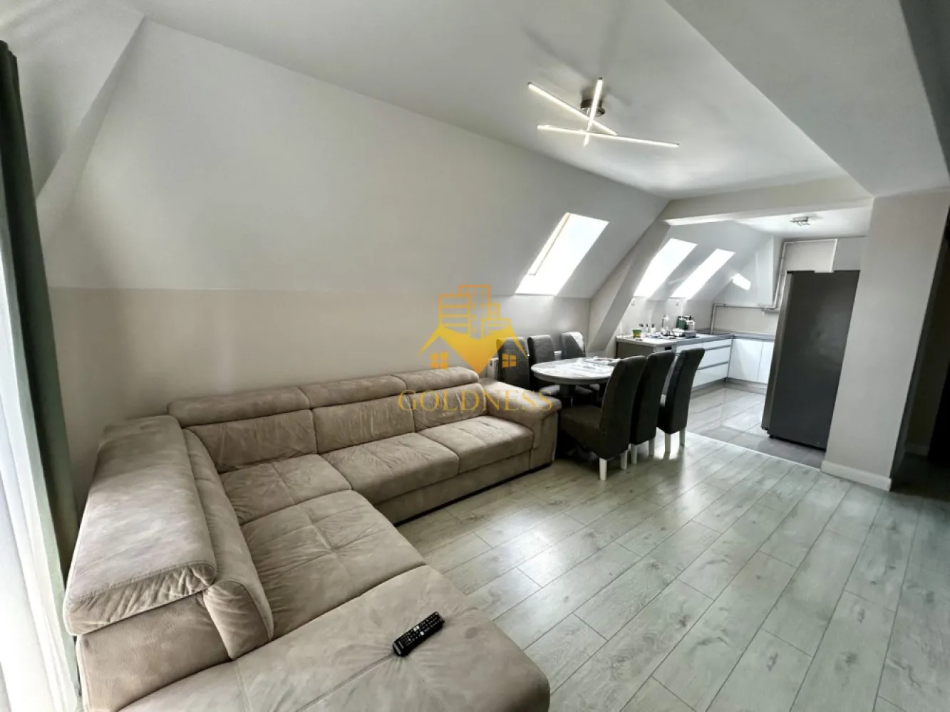 4 Camere Open space, Europa, Calea turzii, Parcare, Observatorului - GOLDNESS Imobiliare vă propune spre închiriere un apartament cu 4 camere complet mobilat și utilat, la etajul 2 într-un imobil de 2 etaje, în Cartierul Europa. Parcare exterioara inclusa! Se află în apropierea stațiilor de transport în comun, magazine, restaurante, spații verzi, farmacii, etc. Apartamentul este compartimentat astfel: - dormitor cu pat matrimonial, dressing, noptiere, birou - dormitor cu pat matrimonial, dressing, noptiere, iesire pe balcon - dormitor cu pat matrimonial, dressing, noptiere - living cu bucatarie open space complet utilată și mobilată, canapea extensibilă, loc de servit masa - doua bai, una cu cada, calorifer port prosop și dulap pentru depozitare. - balcon 7 mp. Imobilul este dotat cu toate cele necesare- centrală proprie, frigider, aragaz, hotă, mașină de spălat haine, etc. Dacă sunteți interesați de acest apartament și doriți să îl vizionați, dar și pentru alte oferte nu ezitați să ne contactați telefonic sau prin e-mail. Vă stăm la dispoziție! Pentru intermediere se percepe un comision de 50% din prețul chiriei! }}