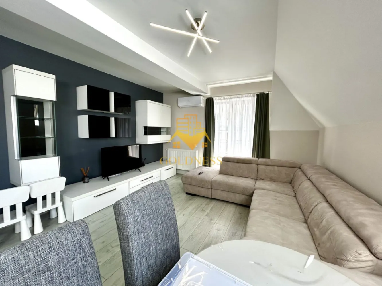 4 Camere Open space, Europa, Calea turzii, Parcare, Observatorului - GOLDNESS Imobiliare vă propune spre închiriere un apartament cu 4 camere complet mobilat și utilat, la etajul 2 într-un imobil de 2 etaje, în Cartierul Europa. Parcare exterioara inclusa! Se află în apropierea stațiilor de transport în comun, magazine, restaurante, spații verzi, farmacii, etc. Apartamentul este compartimentat astfel: - dormitor cu pat matrimonial, dressing, noptiere, birou - dormitor cu pat matrimonial, dressing, noptiere, iesire pe balcon - dormitor cu pat matrimonial, dressing, noptiere - living cu bucatarie open space complet utilată și mobilată, canapea extensibilă, loc de servit masa - doua bai, una cu cada, calorifer port prosop și dulap pentru depozitare. - balcon 7 mp. Imobilul este dotat cu toate cele necesare- centrală proprie, frigider, aragaz, hotă, mașină de spălat haine, etc. Dacă sunteți interesați de acest apartament și doriți să îl vizionați, dar și pentru alte oferte nu ezitați să ne contactați telefonic sau prin e-mail. Vă stăm la dispoziție! Pentru intermediere se percepe un comision de 50% din prețul chiriei! }}