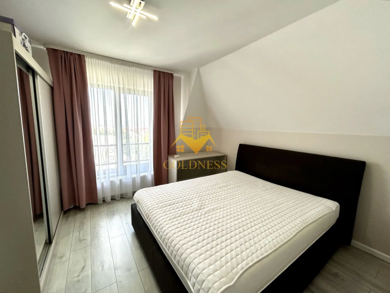 4 Camere Open space, Europa, Calea turzii, Parcare, Observatorului - GOLDNESS Imobiliare vă propune spre închiriere un apartament cu 4 camere complet mobilat și utilat, la etajul 2 într-un imobil de 2 etaje, în Cartierul Europa. Parcare exterioara inclusa! Se află în apropierea stațiilor de transport în comun, magazine, restaurante, spații verzi, farmacii, etc. Apartamentul este compartimentat astfel: - dormitor cu pat matrimonial, dressing, noptiere, birou - dormitor cu pat matrimonial, dressing, noptiere, iesire pe balcon - dormitor cu pat matrimonial, dressing, noptiere - living cu bucatarie open space complet utilată și mobilată, canapea extensibilă, loc de servit masa - doua bai, una cu cada, calorifer port prosop și dulap pentru depozitare. - balcon 7 mp. Imobilul este dotat cu toate cele necesare- centrală proprie, frigider, aragaz, hotă, mașină de spălat haine, etc. Dacă sunteți interesați de acest apartament și doriți să îl vizionați, dar și pentru alte oferte nu ezitați să ne contactați telefonic sau prin e-mail. Vă stăm la dispoziție! Pentru intermediere se percepe un comision de 50% din prețul chiriei! }}