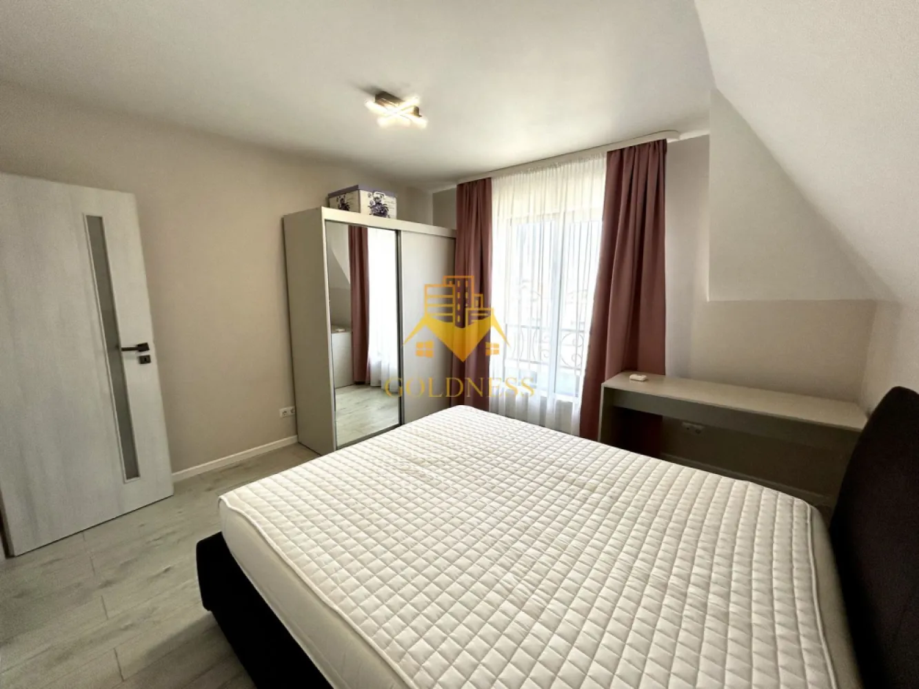 4 Camere Open space, Europa, Calea turzii, Parcare, Observatorului - GOLDNESS Imobiliare vă propune spre închiriere un apartament cu 4 camere complet mobilat și utilat, la etajul 2 într-un imobil de 2 etaje, în Cartierul Europa. Parcare exterioara inclusa! Se află în apropierea stațiilor de transport în comun, magazine, restaurante, spații verzi, farmacii, etc. Apartamentul este compartimentat astfel: - dormitor cu pat matrimonial, dressing, noptiere, birou - dormitor cu pat matrimonial, dressing, noptiere, iesire pe balcon - dormitor cu pat matrimonial, dressing, noptiere - living cu bucatarie open space complet utilată și mobilată, canapea extensibilă, loc de servit masa - doua bai, una cu cada, calorifer port prosop și dulap pentru depozitare. - balcon 7 mp. Imobilul este dotat cu toate cele necesare- centrală proprie, frigider, aragaz, hotă, mașină de spălat haine, etc. Dacă sunteți interesați de acest apartament și doriți să îl vizionați, dar și pentru alte oferte nu ezitați să ne contactați telefonic sau prin e-mail. Vă stăm la dispoziție! Pentru intermediere se percepe un comision de 50% din prețul chiriei! }}