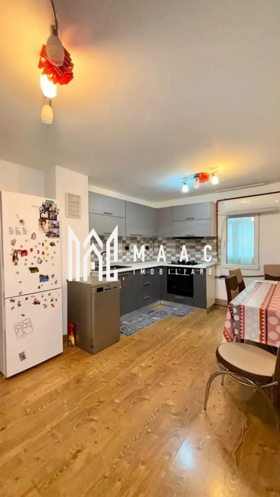 Vand apartament 3 camere - MAAC Imobiliare vă propune spre vânzare un apartament decomandat, situat la etajul 3 din 4, cu o suprafață utilă de 71,36 mp, potrivit pentru locuire permanentă, familie sau investiție imobiliară. Proprietatea se remarcă prin compartimentarea practică, poziționarea avantajoasă și modernizările realizate, oferind confortul necesar unei locuințe actuale. Apartamentul este total decomandat și a beneficiat de îmbunătățiri importante, printre care instalații electrice și sanitare schimbate, centrală termică proprie, aer condiționat și balcon închis. Locuința dispune de o singură baie, refăcută integral, iar finisajele și dotările existente contribuie la un ambient funcțional și bine întreținut. Proprietatea se vinde complet utilată, cu electrocasnice de cea mai bună calitate, fiind inclusă aparatura necesară unei locuințe moderne: -mașină de spălat rufe -uscător -mașină de spălat vase -restul aparaturii necesare unei locuințe moderne -centrală termică proprie -aer condiționat -balcon închis Locuința este poziționată chiar în spatele liceului, într-o zonă ideală pentru familii sau pentru cei care își doresc liniște, acces rapid la punctele importante ale orașului și proximitate față de facilități urbane esențiale. Pentru a programa o vizionare, vă rugăm să menționați la telefon CP3051770.