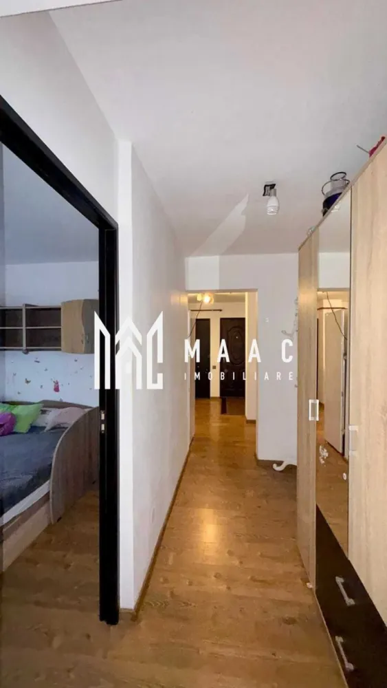 Vand apartament 3 camere - MAAC Imobiliare vă propune spre vânzare un apartament decomandat, situat la etajul 3 din 4, cu o suprafață utilă de 71,36 mp, potrivit pentru locuire permanentă, familie sau investiție imobiliară. Proprietatea se remarcă prin compartimentarea practică, poziționarea avantajoasă și modernizările realizate, oferind confortul necesar unei locuințe actuale. Apartamentul este total decomandat și a beneficiat de îmbunătățiri importante, printre care instalații electrice și sanitare schimbate, centrală termică proprie, aer condiționat și balcon închis. Locuința dispune de o singură baie, refăcută integral, iar finisajele și dotările existente contribuie la un ambient funcțional și bine întreținut. Proprietatea se vinde complet utilată, cu electrocasnice de cea mai bună calitate, fiind inclusă aparatura necesară unei locuințe moderne: -mașină de spălat rufe -uscător -mașină de spălat vase -restul aparaturii necesare unei locuințe moderne -centrală termică proprie -aer condiționat -balcon închis Locuința este poziționată chiar în spatele liceului, într-o zonă ideală pentru familii sau pentru cei care își doresc liniște, acces rapid la punctele importante ale orașului și proximitate față de facilități urbane esențiale. Pentru a programa o vizionare, vă rugăm să menționați la telefon CP3051770. }}