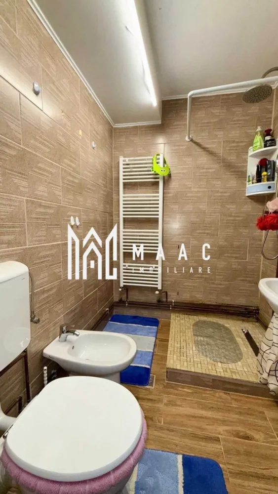 Vand apartament 3 camere - MAAC Imobiliare vă propune spre vânzare un apartament decomandat, situat la etajul 3 din 4, cu o suprafață utilă de 71,36 mp, potrivit pentru locuire permanentă, familie sau investiție imobiliară. Proprietatea se remarcă prin compartimentarea practică, poziționarea avantajoasă și modernizările realizate, oferind confortul necesar unei locuințe actuale. Apartamentul este total decomandat și a beneficiat de îmbunătățiri importante, printre care instalații electrice și sanitare schimbate, centrală termică proprie, aer condiționat și balcon închis. Locuința dispune de o singură baie, refăcută integral, iar finisajele și dotările existente contribuie la un ambient funcțional și bine întreținut. Proprietatea se vinde complet utilată, cu electrocasnice de cea mai bună calitate, fiind inclusă aparatura necesară unei locuințe moderne: -mașină de spălat rufe -uscător -mașină de spălat vase -restul aparaturii necesare unei locuințe moderne -centrală termică proprie -aer condiționat -balcon închis Locuința este poziționată chiar în spatele liceului, într-o zonă ideală pentru familii sau pentru cei care își doresc liniște, acces rapid la punctele importante ale orașului și proximitate față de facilități urbane esențiale. Pentru a programa o vizionare, vă rugăm să menționați la telefon CP3051770. }}