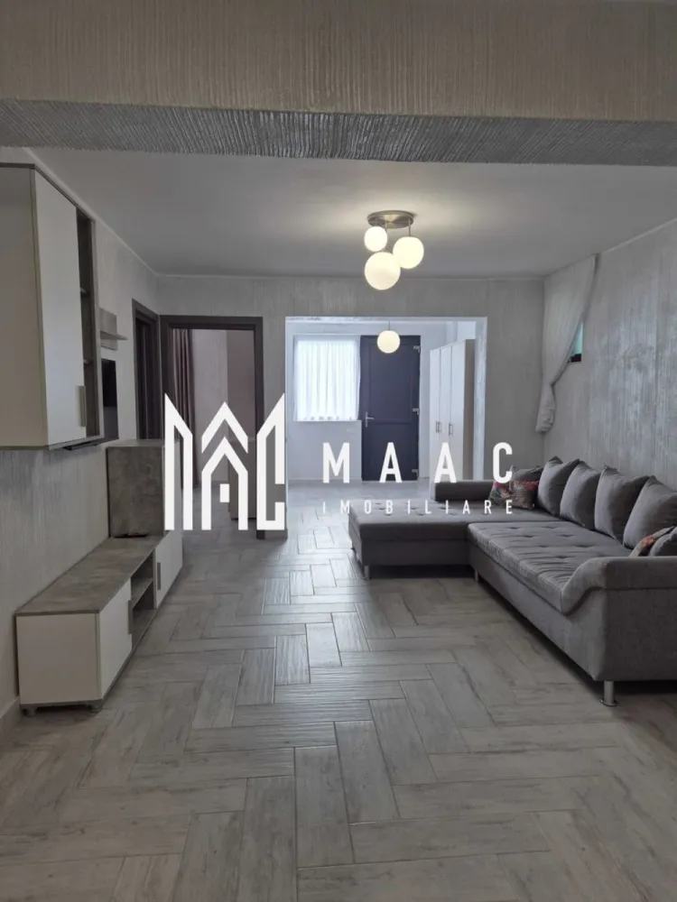 Apartament spațios de închiriat - MAAC Imobiliare vă propune spre închiriere un apartament decomandat, situat lângă Maternitatea din Râmnicu Vâlcea, cu o suprafață utilă de 90 mp, ideal pentru locuire confortabilă într-o zonă accesibilă, aproape de facilități urbane importante. Proprietatea se remarcă prin spațiul generos și compartimentarea eficientă, fiind potrivită atât pentru familii, cât și pentru cei care își doresc un stil de viață modern. Apartamentul este compus dintr-un living spațios cu bucătărie open-space, două dormitoare mari și două băi, oferind funcționalitate și confort pentru activitățile zilnice. Se închiriază complet mobilat și utilat, fiind pregătit pentru mutare imediată, fără investiții suplimentare. Printre dotările și caracteristicile principale se numără: -living spațios cu bucătărie open-space -două dormitoare mari -două băi -centrală proprie pe gaz -încălzire în pardoseală -complet mobilat și utilat -loc de parcare privat la proprietate Locuința este amplasată într-o zonă accesibilă, în apropiere de Shopping City Mall, oferind acces rapid către puncte de interes, zone comerciale și servicii esențiale din Râmnicu Vâlcea. Pentru a programa o vizionare, vă rugăm să menționați la telefon CP3049645. }}