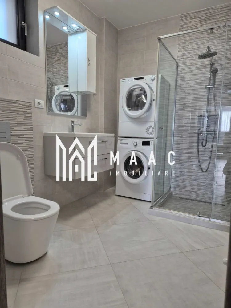 Apartament spațios de închiriat - MAAC Imobiliare vă propune spre închiriere un apartament decomandat, situat lângă Maternitatea din Râmnicu Vâlcea, cu o suprafață utilă de 90 mp, ideal pentru locuire confortabilă într-o zonă accesibilă, aproape de facilități urbane importante. Proprietatea se remarcă prin spațiul generos și compartimentarea eficientă, fiind potrivită atât pentru familii, cât și pentru cei care își doresc un stil de viață modern. Apartamentul este compus dintr-un living spațios cu bucătărie open-space, două dormitoare mari și două băi, oferind funcționalitate și confort pentru activitățile zilnice. Se închiriază complet mobilat și utilat, fiind pregătit pentru mutare imediată, fără investiții suplimentare. Printre dotările și caracteristicile principale se numără: -living spațios cu bucătărie open-space -două dormitoare mari -două băi -centrală proprie pe gaz -încălzire în pardoseală -complet mobilat și utilat -loc de parcare privat la proprietate Locuința este amplasată într-o zonă accesibilă, în apropiere de Shopping City Mall, oferind acces rapid către puncte de interes, zone comerciale și servicii esențiale din Râmnicu Vâlcea. Pentru a programa o vizionare, vă rugăm să menționați la telefon CP3049645. }}