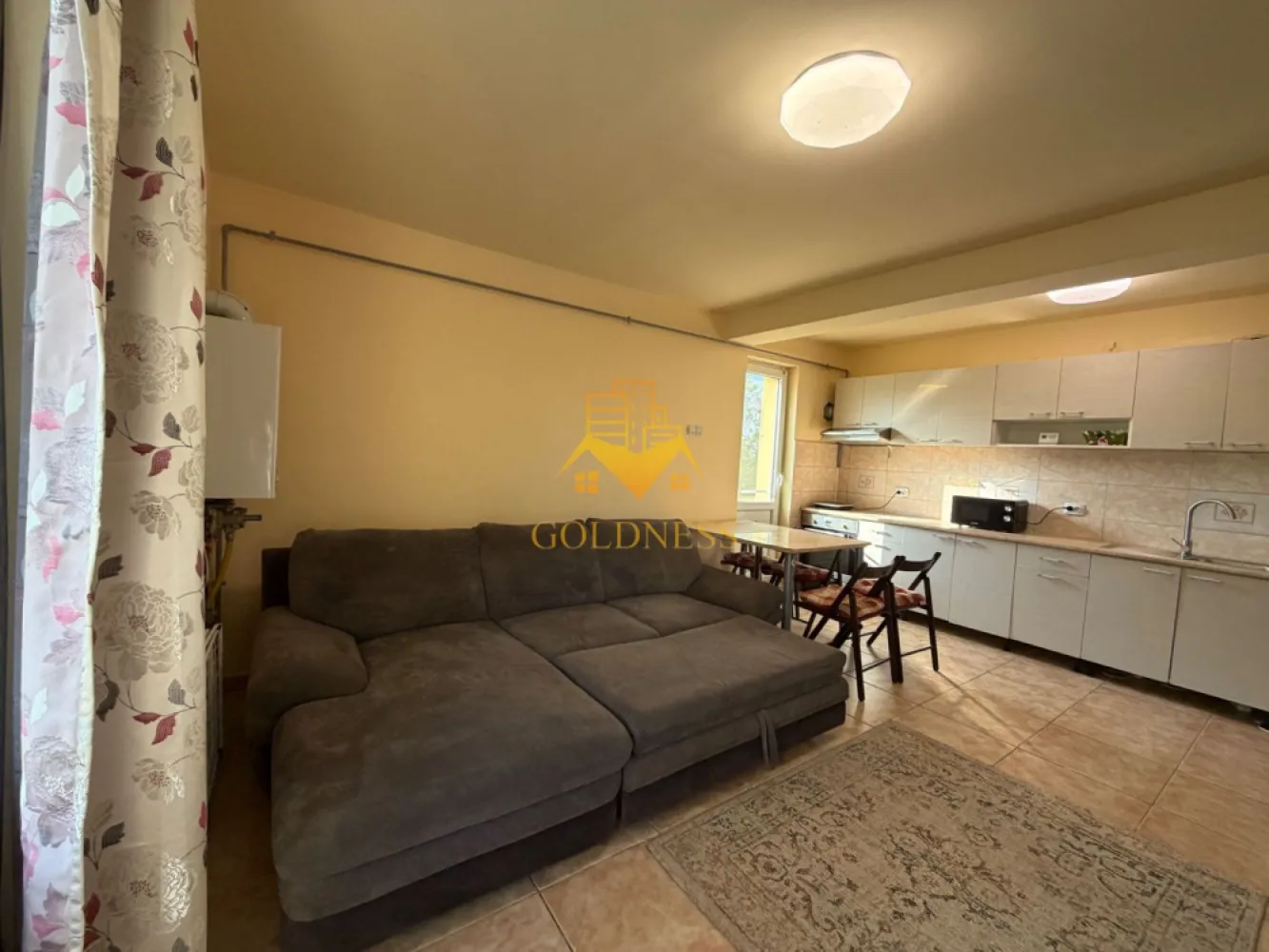 3 camere open space, parcare, Cartierul Borhanci, Romul Ladea, curte - GOLDNESS Imobiliare vă propune spre închiriere un apartament cu 3 camere complet mobilat și utilat, la parter, în Cartierul Borhanci. Dispune de loc de parcare si de terasa! Se află în apropierea stațiilor de transport în comun, magazine, restaurante, spații verzi, farmacii, etc. Apartamentul este compartimentat astfel: - dormitor cu pat matrimonial, dressing, noptiere. - al doilea dormitor cu o canapea extensibilă, dressing. - living cu bucatarie open space complet utilată, canapea extensibilă, loc de servit masa. - baie cu cada, calorifer port prosop și dulap pentru depozitare. - terasa. Imobilul este dotat cu toate cele necesare- centrală proprie, mașină de spălat haine, masina de spalat vase, frigider, plită electrică, hotă, etc. Dacă sunteți interesați de acest apartament și doriți să îl vizionați, dar și pentru alte oferte nu ezitați să ne contactați telefonic sau prin e-mail. Vă stăm la dispoziție! Pentru intermediere se percepe un comision de 50% din prețul chiriei! }}