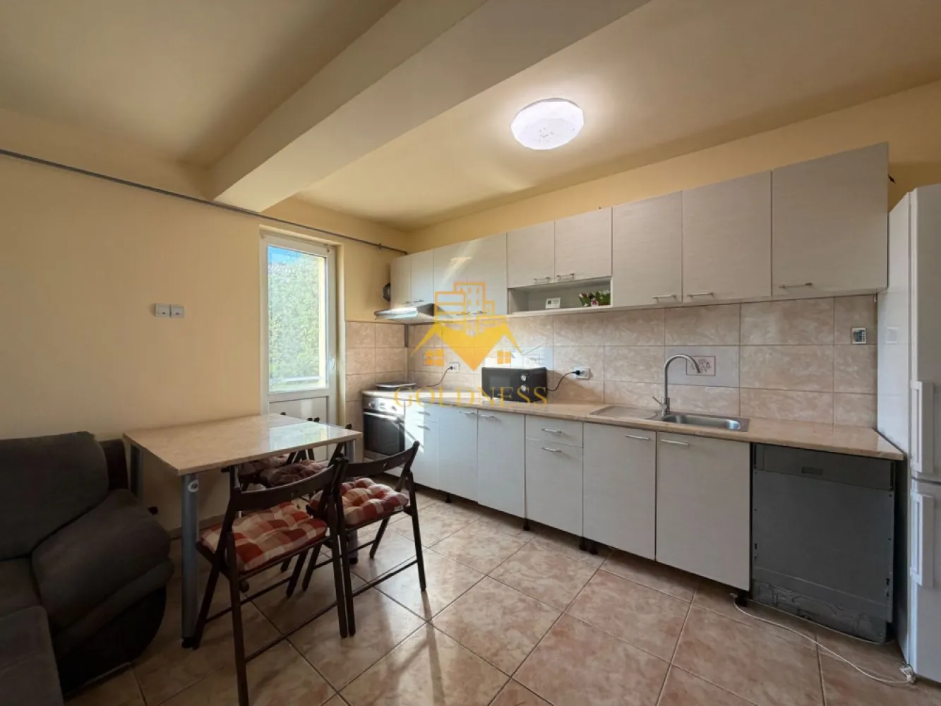 3 camere open space, parcare, Cartierul Borhanci, Romul Ladea, curte - GOLDNESS Imobiliare vă propune spre închiriere un apartament cu 3 camere complet mobilat și utilat, la parter, în Cartierul Borhanci. Dispune de loc de parcare si de terasa! Se află în apropierea stațiilor de transport în comun, magazine, restaurante, spații verzi, farmacii, etc. Apartamentul este compartimentat astfel: - dormitor cu pat matrimonial, dressing, noptiere. - al doilea dormitor cu o canapea extensibilă, dressing. - living cu bucatarie open space complet utilată, canapea extensibilă, loc de servit masa. - baie cu cada, calorifer port prosop și dulap pentru depozitare. - terasa. Imobilul este dotat cu toate cele necesare- centrală proprie, mașină de spălat haine, masina de spalat vase, frigider, plită electrică, hotă, etc. Dacă sunteți interesați de acest apartament și doriți să îl vizionați, dar și pentru alte oferte nu ezitați să ne contactați telefonic sau prin e-mail. Vă stăm la dispoziție! Pentru intermediere se percepe un comision de 50% din prețul chiriei! }}