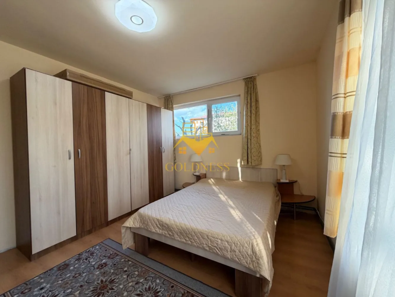 3 camere open space, parcare, Cartierul Borhanci, Romul Ladea, curte - GOLDNESS Imobiliare vă propune spre închiriere un apartament cu 3 camere complet mobilat și utilat, la parter, în Cartierul Borhanci. Dispune de loc de parcare si de terasa! Se află în apropierea stațiilor de transport în comun, magazine, restaurante, spații verzi, farmacii, etc. Apartamentul este compartimentat astfel: - dormitor cu pat matrimonial, dressing, noptiere. - al doilea dormitor cu o canapea extensibilă, dressing. - living cu bucatarie open space complet utilată, canapea extensibilă, loc de servit masa. - baie cu cada, calorifer port prosop și dulap pentru depozitare. - terasa. Imobilul este dotat cu toate cele necesare- centrală proprie, mașină de spălat haine, masina de spalat vase, frigider, plită electrică, hotă, etc. Dacă sunteți interesați de acest apartament și doriți să îl vizionați, dar și pentru alte oferte nu ezitați să ne contactați telefonic sau prin e-mail. Vă stăm la dispoziție! Pentru intermediere se percepe un comision de 50% din prețul chiriei! }}