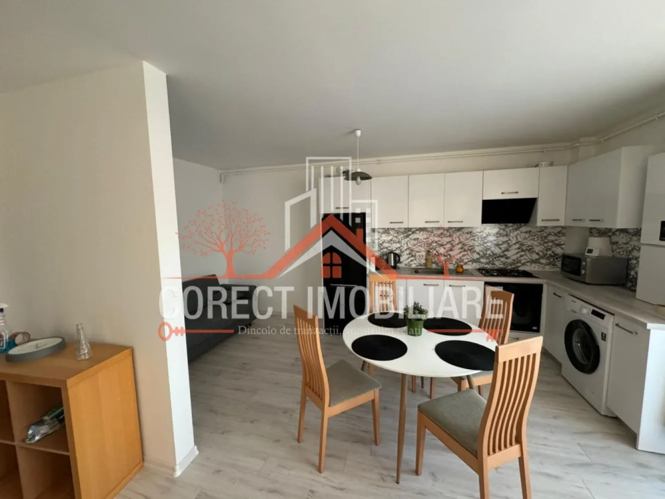 Apartament de vanzare in bloc nou - curte privata si panorama verde - Agentia imobiliara Corect Imobil te asteapta sa descoperi un apartament situat intr-un bloc nou , ideal pentru cei care isi doresc un confort modern si un plus de spatiu in aer liber. Locuinta beneficiaza de o compartimentare eficienta , camere luminoase si finisaje de calitate , un balcon spatios care iti ofera o priveliste deschisa spre natura si o stare constanta de bine. Un mare avantaj al acestui apartament este curtea privata a blocului care iti ofera un plus de liniste si siguranta pentru tine si autoturismul tau , parcarea fiind situata in interiorul curtii. imobilul este amplasat departe de agitatia urbana oferind o oaza de liniste dar totodata ai acces rapid la scoala privata , gradinita, cresa moderna , farmacie, magazine , biserica etc. Apartamentul are urmatoarele compartimente: •1 dormitor •1 living cu bucatarie •1 baie •1 balcon •1 boxa la subsol •1 loc de parcare Dotari •frigider •masina de spalat •cuptor •plita •hota
