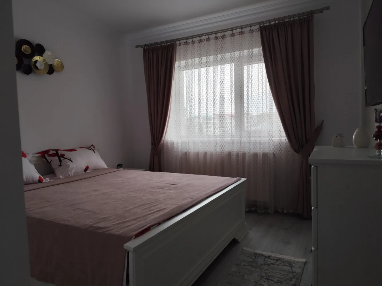 Închirieri apartament - Închiriez apartament cu două camere, renovat,totul nou,mobilat utilat, loc de parcare preț 370€, telefon 0742556991
