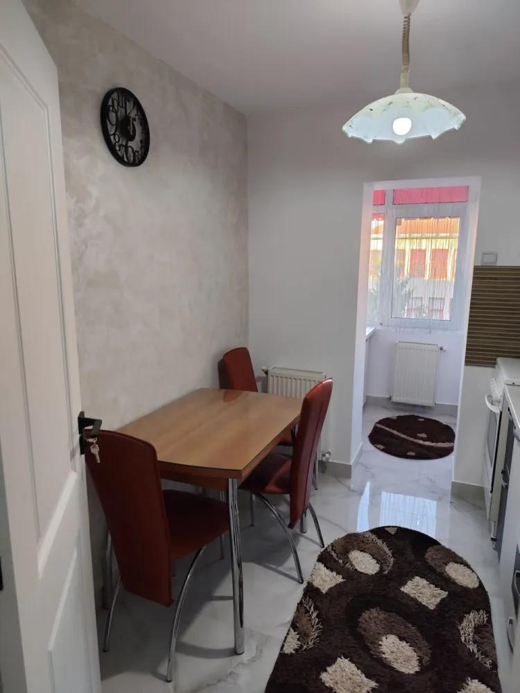 Închirieri apartament - Închiriez apartament cu două camere, renovat,totul nou,mobilat utilat, loc de parcare preț 370€, telefon 0742556991 }}