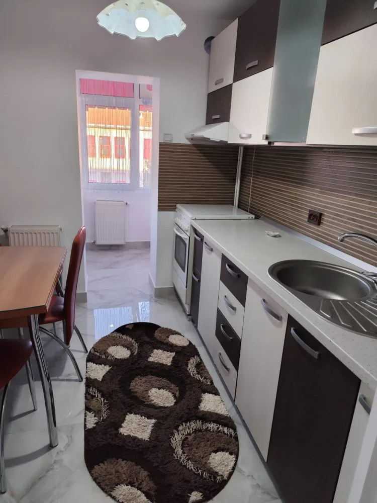 Închirieri apartament - Închiriez apartament cu două camere, renovat,totul nou,mobilat utilat, loc de parcare preț 370€, telefon 0742556991 }}