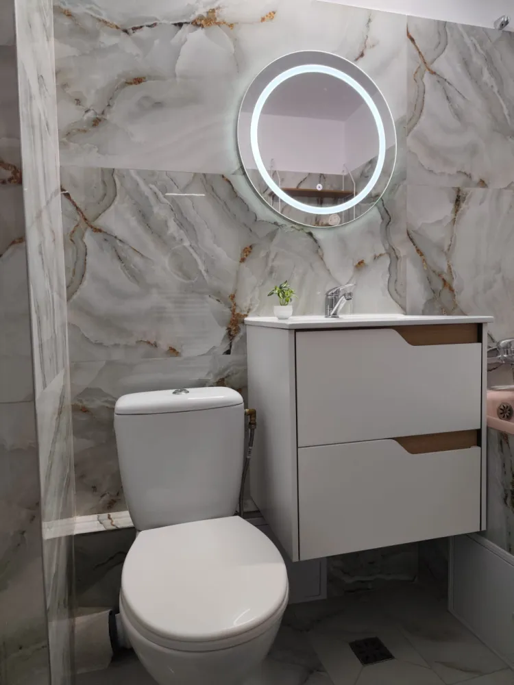 Închirieri apartament - Închiriez apartament cu două camere, renovat,totul nou,mobilat utilat, loc de parcare preț 370€, telefon 0742556991 }}