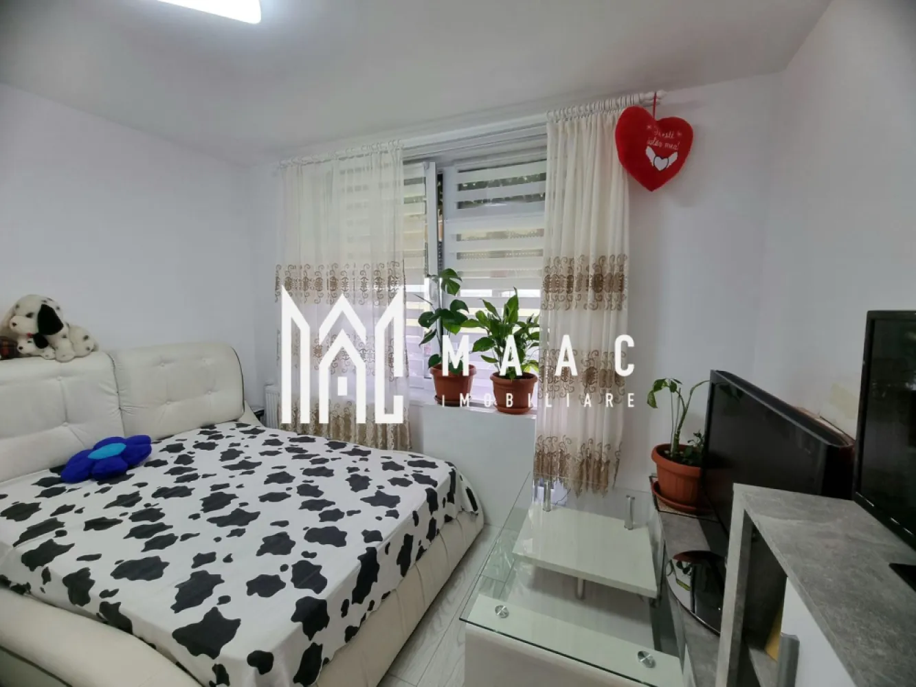 Apartament 3 camere | Balcon | Parțial mobilat | Doamna Stanca - Maac Imobiliare prezintă spre vânzare un apartament modern, decomandat și luminos, situat la etajul 3 din 3 al unui imobil finalizat în 2018. Proprietatea este ideală pentru o familie care își dorește confort, intimitate și o locuință gata de mutat imediat. Caracteristici principale Suprafață utilă: 55.75 mp Suprafață construită: 66.9 mp Etaj: 3/3 Mobilare: Parțial mobilat Compartimentare: 3 camere 2 dormitoare Bucătărie open space cu living 1 baie cu cabină de duș 1 balcon Avantaje ale proprietății Imobil nou, finalizat în 2018 Finisaje moderne și bine întreținute Orientare sudică – lumină naturală pe tot parcursul zilei Zonă liniștită, cu acces rapid la facilități Locație ideală Situat în apropiere de mall, magazine și piață, apartamentul beneficiază de acces rapid la shopping, divertisment și aprovizionare. Pentru mai multe informații și pentru a programa o vizionare, nu ezitați să contactați specificand ID: CP3048489 }}