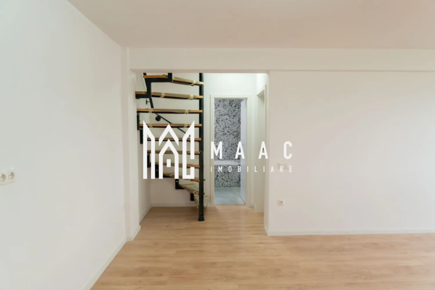 Apartament 3 Camere I 78 mp I Etaj 3/3 I Parcare Inclusă - Apartament modern, situat la etajul 3/3 al unui imobil nou, finalizat în anul 2024, localizat într-o zonă liniștită și accesibilă, aproape de puncte de interes precum: centre comerciale, Kaufland, instituții de învățământ și stații pentru transport în comun.

Suprafață utilă: 78 mp
Loc de parcare: inclus în preț
Compartimentare practică pe două niveluri:

Nivel 1:
Living open space cu bucătărie
Dormitor
Baie complet utilată
Balcon

Nivel 2:
Dormitor matrimonial
Hol generos
A doua baie, complet mobilată și utilată

Dotări și finisaje:
Se predă la stadiu de cheie – finisaje moderne și de calitate
Aer condiționat montat pe ambele niveluri
Băi complet mobilate și echipate
Clădire nouă, construită în 2024
Loc de parcare inclus, ideal pentru confort și siguranță
Proprietatea este ideală pentru locuit sau ca investiție, datorită zonei și compartimentării eficiente.

Pentru detalii suplimentare, consultanță sau programarea unei vizionări, te rugăm să ne contactezi si sa specifici :CP3049330