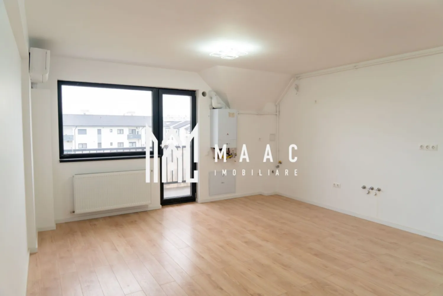 Apartament 3 Camere I 78 mp I Etaj 3/3 I Parcare Inclusă - Apartament modern, situat la etajul 3/3 al unui imobil nou, finalizat în anul 2024, localizat într-o zonă liniștită și accesibilă, aproape de puncte de interes precum: centre comerciale, Kaufland, instituții de învățământ și stații pentru transport în comun.

Suprafață utilă: 78 mp
Loc de parcare: inclus în preț
Compartimentare practică pe două niveluri:

Nivel 1:
Living open space cu bucătărie
Dormitor
Baie complet utilată
Balcon

Nivel 2:
Dormitor matrimonial
Hol generos
A doua baie, complet mobilată și utilată

Dotări și finisaje:
Se predă la stadiu de cheie – finisaje moderne și de calitate
Aer condiționat montat pe ambele niveluri
Băi complet mobilate și echipate
Clădire nouă, construită în 2024
Loc de parcare inclus, ideal pentru confort și siguranță
Proprietatea este ideală pentru locuit sau ca investiție, datorită zonei și compartimentării eficiente.

Pentru detalii suplimentare, consultanță sau programarea unei vizionări, te rugăm să ne contactezi si sa specifici :CP3049330