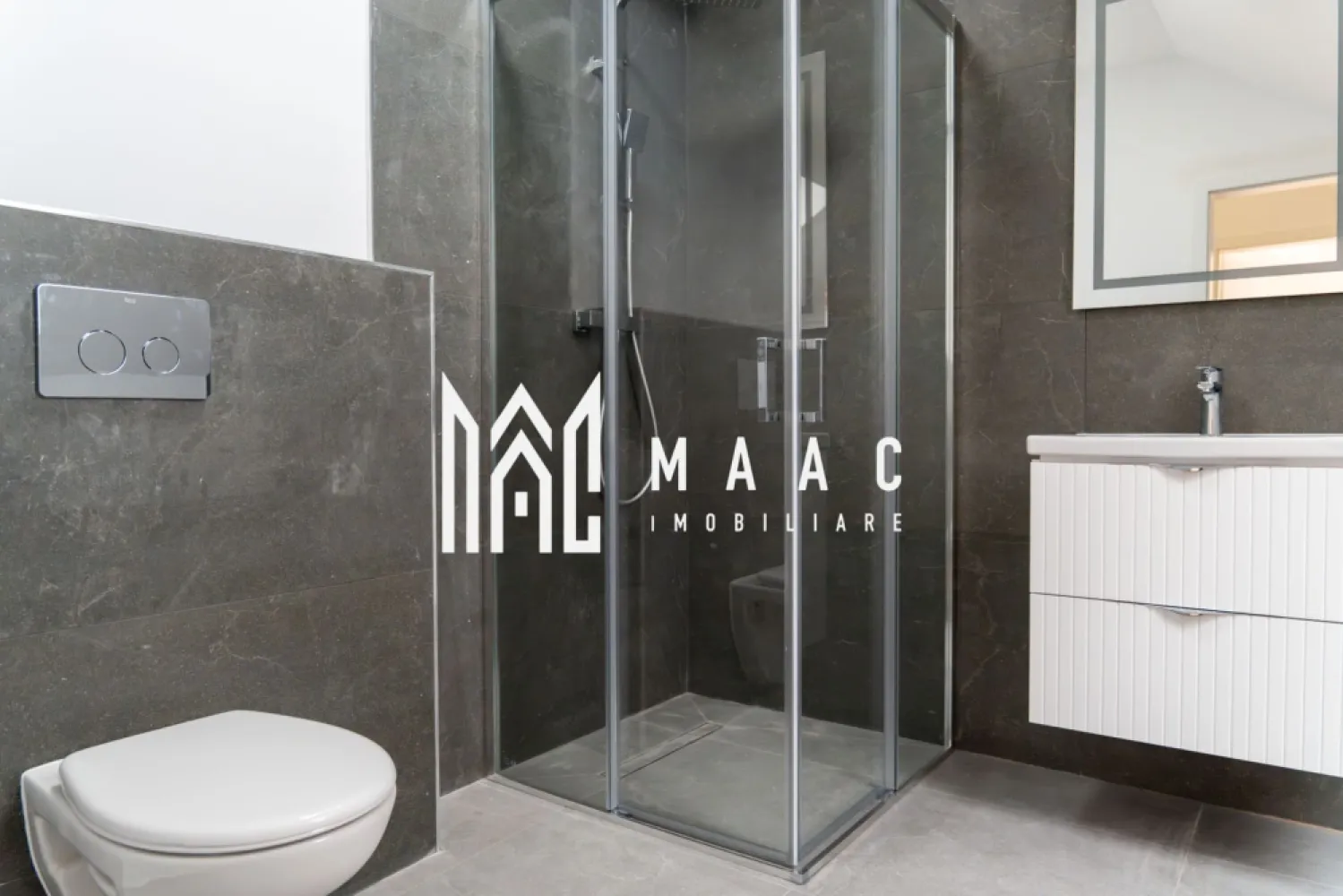Apartament 3 Camere I 78 mp I Etaj 3/3 I Parcare Inclusă - Apartament modern, situat la etajul 3/3 al unui imobil nou, finalizat în anul 2024, localizat într-o zonă liniștită și accesibilă, aproape de puncte de interes precum: centre comerciale, Kaufland, instituții de învățământ și stații pentru transport în comun.

Suprafață utilă: 78 mp
Loc de parcare: inclus în preț
Compartimentare practică pe două niveluri:

Nivel 1:
Living open space cu bucătărie
Dormitor
Baie complet utilată
Balcon

Nivel 2:
Dormitor matrimonial
Hol generos
A doua baie, complet mobilată și utilată

Dotări și finisaje:
Se predă la stadiu de cheie – finisaje moderne și de calitate
Aer condiționat montat pe ambele niveluri
Băi complet mobilate și echipate
Clădire nouă, construită în 2024
Loc de parcare inclus, ideal pentru confort și siguranță
Proprietatea este ideală pentru locuit sau ca investiție, datorită zonei și compartimentării eficiente.

Pentru detalii suplimentare, consultanță sau programarea unei vizionări, te rugăm să ne contactezi si sa specifici :CP3049330