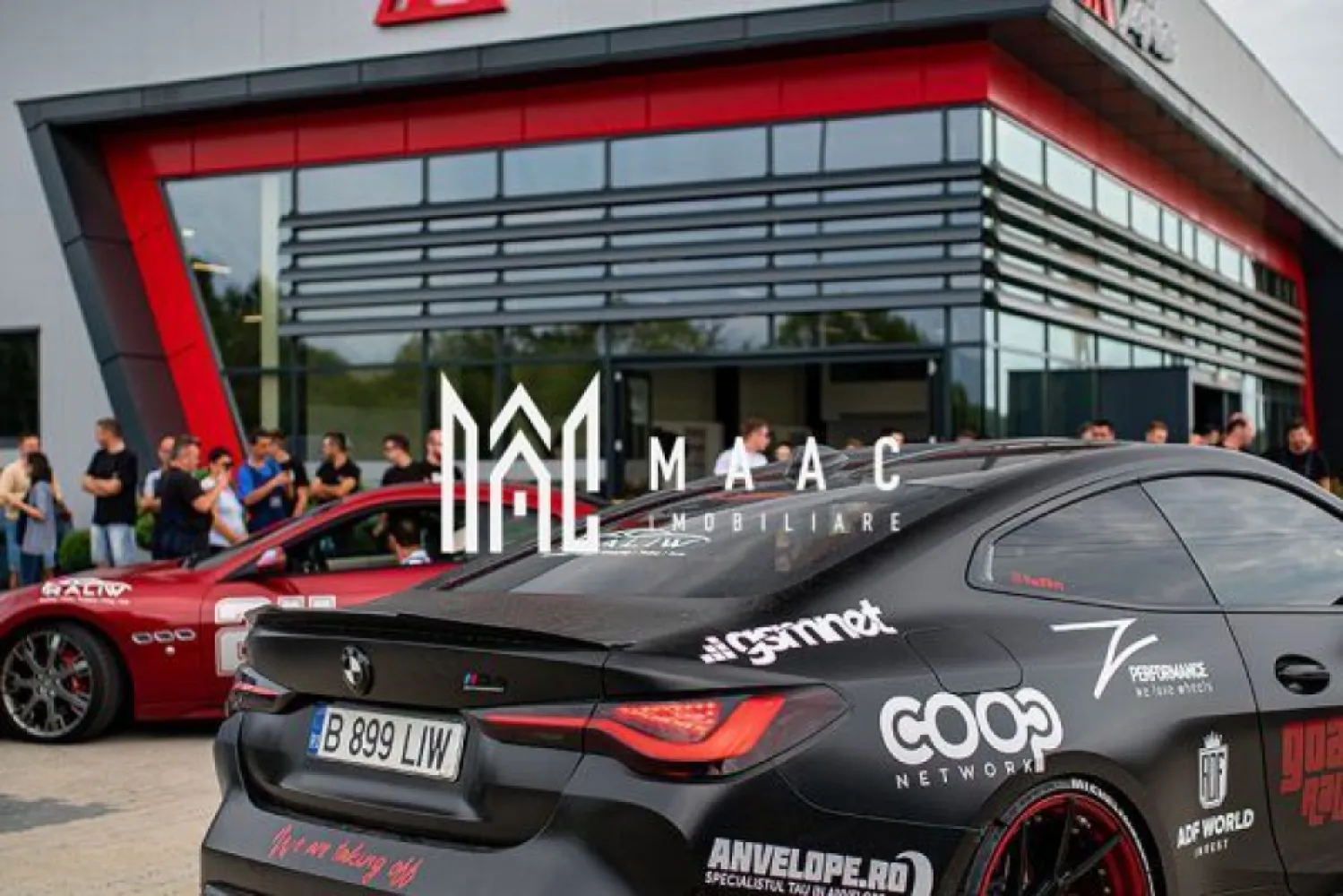 Modern I Complet Utilat I Gata de deschidere I De indhiriat - MAAC Imobiliare va propune spre vanzare un service auto, pretul este la spatiu, utilajele se negociaza separat cu proprietarul imobilului.
Situat în Cisnădie, într-o zonă cu trafic intens, acest service dispune de cele mai moderne echipamente disponibile pe piață. Spațiul este complet utilat și funcțional, având toate avizele necesare obținute, fiind disponibil imediat.
Cu o suprafață totală de 1200 de metri pătrați, hala reprezintă o construcție modernă, cu înălțimi mari, destinate operatiunilor de service complexe. Spațiul este compartimentat după cum urmează:
- Service auto: 399 metri pătrați;
- Showroom: 150 metri pătrați;
- Vopsitorie: 186,8 metri pătrați;
- Service TIR: 116,8 metri pătrați;
- Linie ITP: 122,4 metri pătrați;
- Depozit materiale: 36,8 metri pătrați;
- 4 birouri cu o suprafață totală de 88 metri pătrați;
- Vestiare, debara, grupuri sanitare și culoare de acces.
Spațiu dedicat vehiculelor de mare tonaj, cu acces separat și uși industriale de mari dimensiuni, conceput pentru lucrări mecanice și operațiuni de mentenanță pentru camioane Vopsitorie profesională, dotată cu cabină dedicată, sistem de ventilație și zone conforme cerințelor specifice activităților de tinichigerie și vopsire Showroom și
zonă de recepție cu suprafețe vitrate ample, dublă înălțime și lumină naturală, create pentru interacțiunea cu clienții și prezentarea vehiculelor într un cadru orientat spre satisfactia clientilor.
Proprietate complet operațională, disponibilă imediat, cu poziționare premium și infrastructură solidă.Spațiul este potrivit pentru reprezentanțe auto, francize sau operatori mari, oferind o imagine profesională ș i condi ț ii reale pentru desfașurarea eficientă a activității.
Spatiul este disponibil pentru închiriere la un pret de 7 EUR TVA mp,cu o durată minimă a contractului de un an Garan ț ia solicitată esteechivalentul chiriei în curs plus minimum două chirii lunare Proprietatea este disponibilă imediat
Pentru mai multe detalii precizati telefonic ca ati vazut anuntul cu ID CP3050613