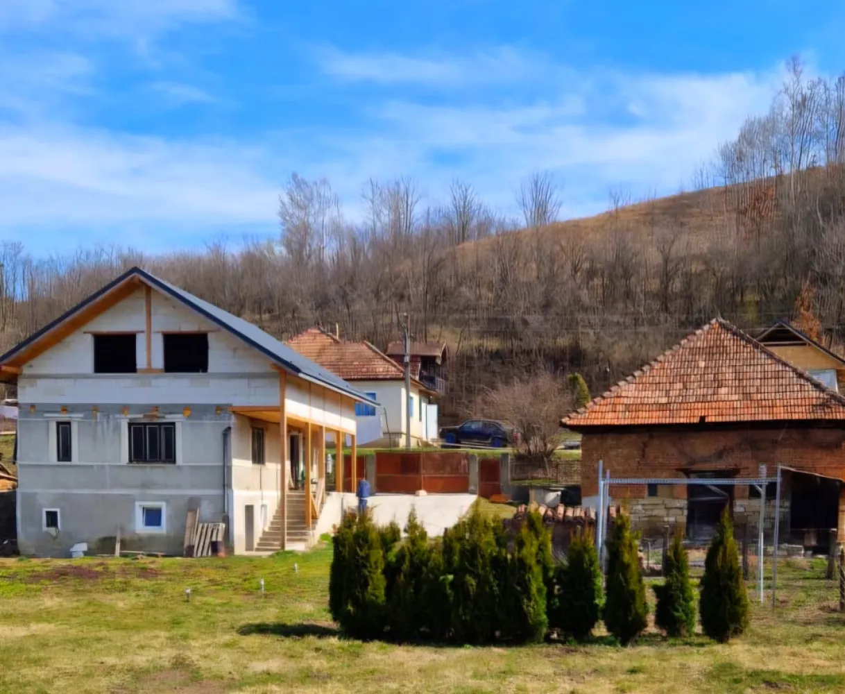 Casă de vănzare la 30km de Cluj Napoca - ​🏡 CASĂ SPAȚIOASĂ LA 30 KM DE CLUJ – AȘCHILEUL MARE 🌳​Cauți liniștea de la sat fără să renunți la confortul orașului? Această proprietate este ocazia perfectă pentru o familie care vrea să își personalizeze viitoarea locuință!​📍 Locație strategică (Inima comunei):✅ 2 minute de Relnex Spa (relaxare la un pas de casă!) 🧖‍♀️✅ 2 minute de Primărie 🏛️✅ 5 minute de Școală și Magazin 🏫🛒​✨ Detalii Proprietate:​Suprafață utilă: 180 m² (Subsol, Parter + Mansardă)​Compartimentare: Bucătărie, pivniță, 2 camere mari la parter, hol și mansardă generoasă.​Teren: 1.360 m² (spațiu berechet pentru grădină, foișor sau livadă).​Anexe: Șură cu grajd (structură solidă, ideală pentru depozitare sau atelier).​⚡ Utilități &amp; Facilități:​Curent trifazic (ideal pentru ateliere sau pompe de căldură).​Apă de la rețeaua Clujului (la poartă) + Fântână proprie în curte.​Internet de mare viteză și Cablu TV.​Casa este în stadiu de renovare – o poți finisa exact așa cum ai visat!​💰 Preț: 80.000 EURO (Negociabil)📞 Contact direct proprietar:☎️ 0740 197 066☎️ 0755 623 148​📍 Grăbește-te să programezi o vizionare! O casă cu un asemenea teren și locație nu stă mult în piață.​#ImobiliareCluj #CasaDeVanzare #AschileulMare #ClujNapoca #InvestitieImobiliara #ViataLaTara }}