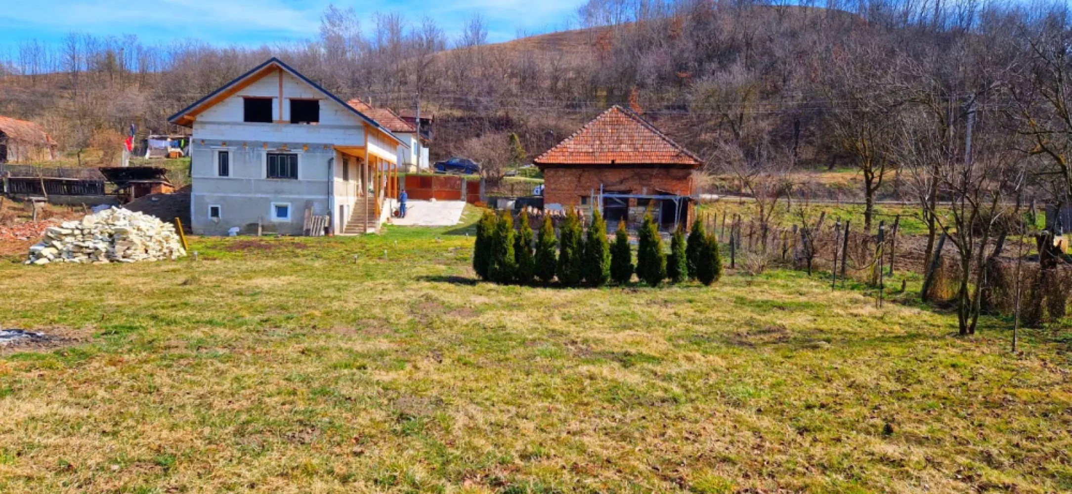 Casă de vănzare la 30km de Cluj Napoca - ​🏡 CASĂ SPAȚIOASĂ LA 30 KM DE CLUJ – AȘCHILEUL MARE 🌳​Cauți liniștea de la sat fără să renunți la confortul orașului? Această proprietate este ocazia perfectă pentru o familie care vrea să își personalizeze viitoarea locuință!​📍 Locație strategică (Inima comunei):✅ 2 minute de Relnex Spa (relaxare la un pas de casă!) 🧖‍♀️✅ 2 minute de Primărie 🏛️✅ 5 minute de Școală și Magazin 🏫🛒​✨ Detalii Proprietate:​Suprafață utilă: 180 m² (Subsol, Parter + Mansardă)​Compartimentare: Bucătărie, pivniță, 2 camere mari la parter, hol și mansardă generoasă.​Teren: 1.360 m² (spațiu berechet pentru grădină, foișor sau livadă).​Anexe: Șură cu grajd (structură solidă, ideală pentru depozitare sau atelier).​⚡ Utilități &amp; Facilități:​Curent trifazic (ideal pentru ateliere sau pompe de căldură).​Apă de la rețeaua Clujului (la poartă) + Fântână proprie în curte.​Internet de mare viteză și Cablu TV.​Casa este în stadiu de renovare – o poți finisa exact așa cum ai visat!​💰 Preț: 80.000 EURO (Negociabil)📞 Contact direct proprietar:☎️ 0740 197 066☎️ 0755 623 148​📍 Grăbește-te să programezi o vizionare! O casă cu un asemenea teren și locație nu stă mult în piață.​#ImobiliareCluj #CasaDeVanzare #AschileulMare #ClujNapoca #InvestitieImobiliara #ViataLaTara }}