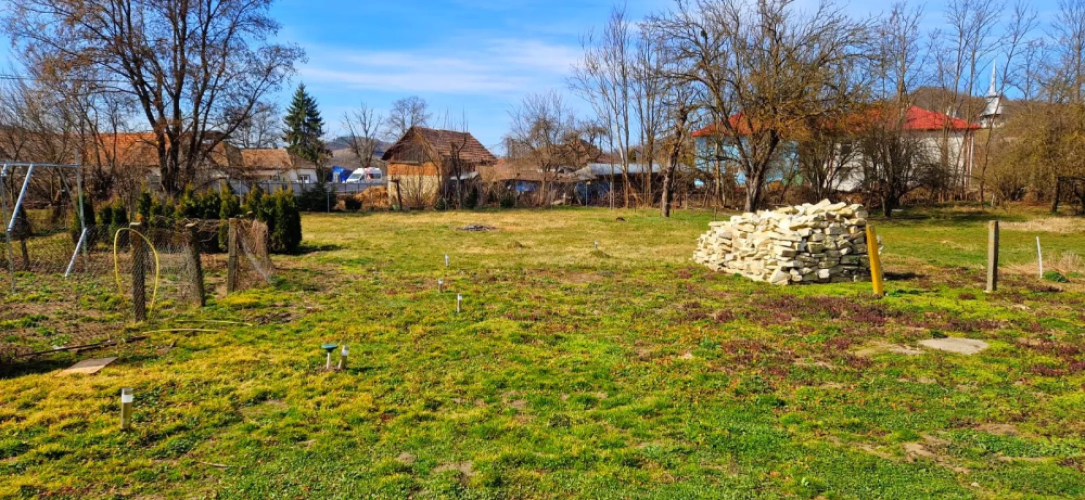 Casă de vănzare la 30km de Cluj Napoca - ​🏡 CASĂ SPAȚIOASĂ LA 30 KM DE CLUJ – AȘCHILEUL MARE 🌳​Cauți liniștea de la sat fără să renunți la confortul orașului? Această proprietate este ocazia perfectă pentru o familie care vrea să își personalizeze viitoarea locuință!​📍 Locație strategică (Inima comunei):✅ 2 minute de Relnex Spa (relaxare la un pas de casă!) 🧖‍♀️✅ 2 minute de Primărie 🏛️✅ 5 minute de Școală și Magazin 🏫🛒​✨ Detalii Proprietate:​Suprafață utilă: 180 m² (Subsol, Parter + Mansardă)​Compartimentare: Bucătărie, pivniță, 2 camere mari la parter, hol și mansardă generoasă.​Teren: 1.360 m² (spațiu berechet pentru grădină, foișor sau livadă).​Anexe: Șură cu grajd (structură solidă, ideală pentru depozitare sau atelier).​⚡ Utilități &amp; Facilități:​Curent trifazic (ideal pentru ateliere sau pompe de căldură).​Apă de la rețeaua Clujului (la poartă) + Fântână proprie în curte.​Internet de mare viteză și Cablu TV.​Casa este în stadiu de renovare – o poți finisa exact așa cum ai visat!​💰 Preț: 80.000 EURO (Negociabil)📞 Contact direct proprietar:☎️ 0740 197 066☎️ 0755 623 148​📍 Grăbește-te să programezi o vizionare! O casă cu un asemenea teren și locație nu stă mult în piață.​#ImobiliareCluj #CasaDeVanzare #AschileulMare #ClujNapoca #InvestitieImobiliara #ViataLaTara }}