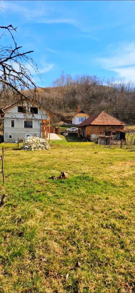 Casă de vănzare la 30km de Cluj Napoca - ​🏡 CASĂ SPAȚIOASĂ LA 30 KM DE CLUJ – AȘCHILEUL MARE 🌳​Cauți liniștea de la sat fără să renunți la confortul orașului? Această proprietate este ocazia perfectă pentru o familie care vrea să își personalizeze viitoarea locuință!​📍 Locație strategică (Inima comunei):✅ 2 minute de Relnex Spa (relaxare la un pas de casă!) 🧖‍♀️✅ 2 minute de Primărie 🏛️✅ 5 minute de Școală și Magazin 🏫🛒​✨ Detalii Proprietate:​Suprafață utilă: 180 m² (Subsol, Parter + Mansardă)​Compartimentare: Bucătărie, pivniță, 2 camere mari la parter, hol și mansardă generoasă.​Teren: 1.360 m² (spațiu berechet pentru grădină, foișor sau livadă).​Anexe: Șură cu grajd (structură solidă, ideală pentru depozitare sau atelier).​⚡ Utilități &amp; Facilități:​Curent trifazic (ideal pentru ateliere sau pompe de căldură).​Apă de la rețeaua Clujului (la poartă) + Fântână proprie în curte.​Internet de mare viteză și Cablu TV.​Casa este în stadiu de renovare – o poți finisa exact așa cum ai visat!​💰 Preț: 80.000 EURO (Negociabil)📞 Contact direct proprietar:☎️ 0740 197 066☎️ 0755 623 148​📍 Grăbește-te să programezi o vizionare! O casă cu un asemenea teren și locație nu stă mult în piață.​#ImobiliareCluj #CasaDeVanzare #AschileulMare #ClujNapoca #InvestitieImobiliara #ViataLaTara }}