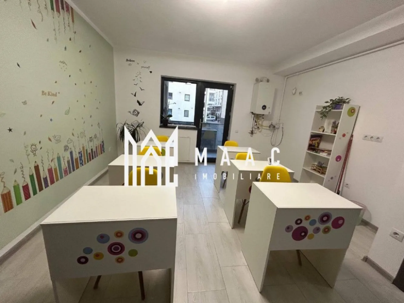 Spațiu de birouri | 40 MPU | Doamna Stanca - MAAC Imobiliare vă propune spre închiriere un apartament cu 2 camere, situat la parter, în zona Doamna Stanca, ideal pentru activități educaționale sau birou.

Proprietatea se remarcă prin accesul separat direct din exterior, oferind intimitate și flexibilitate în utilizare, fiind potrivită pentru cursuri, meditații, birouri sau alte activități profesionale.

Detalii generale:

* tip imobil: apartament
* poziționare: parter
* acces separat din exterior
* locație: strada Doamna Stanca (în spatele magazinului Dedeman)

Compartimentare:

* 2 camere
* baie
* hol de acces

Dotări și avantaje:

* parțial mobilat
* una dintre camere este amenajată pentru activități educaționale
 * 6 băncuțe cu scaune
 * birou
 * whiteboard
* spațiu ideal pentru cursuri, meditații sau birou
* acces facil și vizibilitate bună

Avantaje locație:

* zonă accesibilă și în dezvoltare
* în apropiere de centre comerciale (Dedeman)
* acces rapid către principalele artere ale orașului

Pentru mai multe detalii sau pentru programarea unei vizionări, vă rugăm să ne contactați și să menționați codul ID: CP3049539