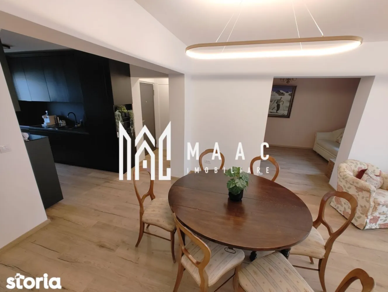 Ap. 4 cam.| 78mp | zona Traian (24 Trepte) | - MAAC Imobiliare vă propune spre vânzare un apartament cu 4 camere decomandat, situat în zona Traian, cu o suprafață totală de 77,90 mp, centrală proprie și vedere pe două direcții, Est și Vest. Proprietatea se află într-o zonă foarte bine conectată la facilități urbane, aproape de spital, școală, grădiniță, magazin alimentar, mijloace de transport comun și alte servicii de interes zilnic.

Apartamentul este poziționat la etajul 4 din 4 și beneficiază de lumină naturală din abundență, având ferestre în fiecare încăpere. Toate modificările interioare au fost realizate în baza unui proiect și sunt menționate în cartea funciară, aspect important pentru cei care caută un apartament renovat complet, cu documentație clară și actualizată.

Compartimentarea este practică și modernă, adaptată unui stil de locuire confortabil. Locuința este compusă dintr-o zonă de zi tip open space, care include bucătăria, sufrageria și un dormitor, la care se adaugă 2 dormitoare și 2 băi. Ambele băi sunt prevăzute cu ventilație, pentru o aerisire eficientă și un plus de confort în utilizarea zilnică.

Bucătăria este complet utilată și dispune de mobilier realizat pe comandă, integrat eficient în spațiul disponibil. Dotările includ:
-plită cu inducție
-cuptor electric
-mașină de spălat vase
-combină frigorifică
-mobilier de bucătărie realizat pe comandă

Apartamentul a fost renovat în totalitate, lucrările fiind finalizate în Octombrie 2021. În cadrul renovării au fost schimbate integral instalația electrică, instalația termică și ferestrele, ceea ce contribuie la eficiența, confortul și funcționalitatea locuinței. Printre dotările și îmbunătățirile existente se numără:
-tâmplărie cu geam tripan
-încălzire în pardoseală
-centrală termică Viessmann cu conectivitate Wi-Fi
-hidroizolația plafonului realizată în Iulie 2023
-parchet din lemn stratificat, special pentru încălzirea în pardoseală
-uși interioare din lemn stratificat
-ușă de exterior metalică
-apometre cu citire radio
-AC Gree cu comandă la distanță prin Wi-Fi

Un avantaj suplimentar este reprezentat de modul de citire a utilităților. Pentru gaz, electricitate și apă nu este necesară prezența fizică în apartament, citirile realizându-se din exteriorul locuinței.

Pentru a programa o vizionare, vă rugăm să menționați telefonic CP3049452.