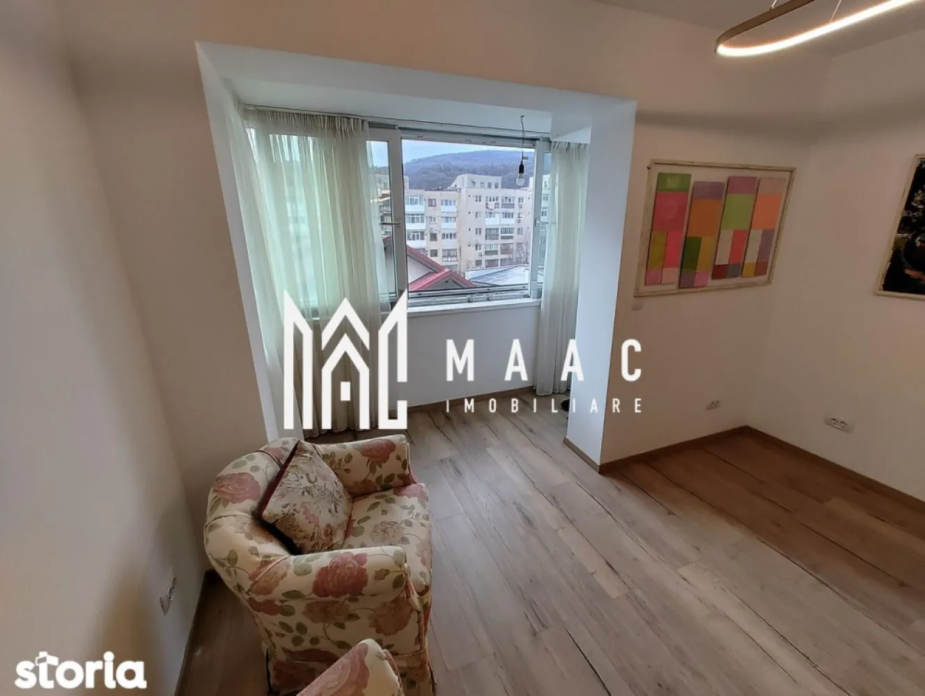 Ap. 4 cam.| 78mp | zona Traian (24 Trepte) | - MAAC Imobiliare vă propune spre vânzare un apartament cu 4 camere decomandat, situat în zona Traian, cu o suprafață totală de 77,90 mp, centrală proprie și vedere pe două direcții, Est și Vest. Proprietatea se află într-o zonă foarte bine conectată la facilități urbane, aproape de spital, școală, grădiniță, magazin alimentar, mijloace de transport comun și alte servicii de interes zilnic.

Apartamentul este poziționat la etajul 4 din 4 și beneficiază de lumină naturală din abundență, având ferestre în fiecare încăpere. Toate modificările interioare au fost realizate în baza unui proiect și sunt menționate în cartea funciară, aspect important pentru cei care caută un apartament renovat complet, cu documentație clară și actualizată.

Compartimentarea este practică și modernă, adaptată unui stil de locuire confortabil. Locuința este compusă dintr-o zonă de zi tip open space, care include bucătăria, sufrageria și un dormitor, la care se adaugă 2 dormitoare și 2 băi. Ambele băi sunt prevăzute cu ventilație, pentru o aerisire eficientă și un plus de confort în utilizarea zilnică.

Bucătăria este complet utilată și dispune de mobilier realizat pe comandă, integrat eficient în spațiul disponibil. Dotările includ:
-plită cu inducție
-cuptor electric
-mașină de spălat vase
-combină frigorifică
-mobilier de bucătărie realizat pe comandă

Apartamentul a fost renovat în totalitate, lucrările fiind finalizate în Octombrie 2021. În cadrul renovării au fost schimbate integral instalația electrică, instalația termică și ferestrele, ceea ce contribuie la eficiența, confortul și funcționalitatea locuinței. Printre dotările și îmbunătățirile existente se numără:
-tâmplărie cu geam tripan
-încălzire în pardoseală
-centrală termică Viessmann cu conectivitate Wi-Fi
-hidroizolația plafonului realizată în Iulie 2023
-parchet din lemn stratificat, special pentru încălzirea în pardoseală
-uși interioare din lemn stratificat
-ușă de exterior metalică
-apometre cu citire radio
-AC Gree cu comandă la distanță prin Wi-Fi

Un avantaj suplimentar este reprezentat de modul de citire a utilităților. Pentru gaz, electricitate și apă nu este necesară prezența fizică în apartament, citirile realizându-se din exteriorul locuinței.

Pentru a programa o vizionare, vă rugăm să menționați telefonic CP3049452.