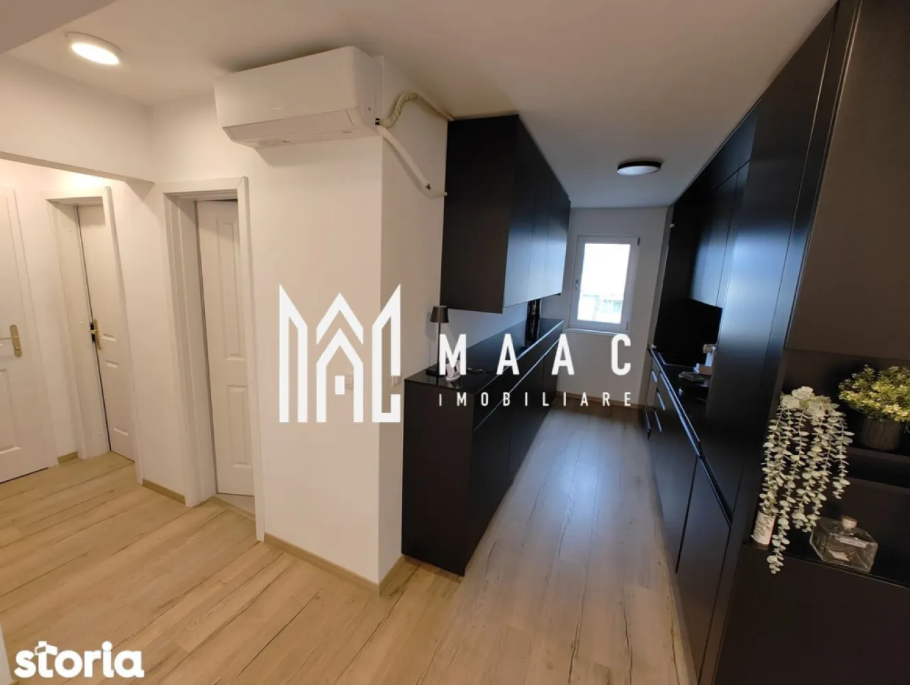 Ap. 4 cam.| 78mp | zona Traian (24 Trepte) | - MAAC Imobiliare vă propune spre vânzare un apartament cu 4 camere decomandat, situat în zona Traian, cu o suprafață totală de 77,90 mp, centrală proprie și vedere pe două direcții, Est și Vest. Proprietatea se află într-o zonă foarte bine conectată la facilități urbane, aproape de spital, școală, grădiniță, magazin alimentar, mijloace de transport comun și alte servicii de interes zilnic.

Apartamentul este poziționat la etajul 4 din 4 și beneficiază de lumină naturală din abundență, având ferestre în fiecare încăpere. Toate modificările interioare au fost realizate în baza unui proiect și sunt menționate în cartea funciară, aspect important pentru cei care caută un apartament renovat complet, cu documentație clară și actualizată.

Compartimentarea este practică și modernă, adaptată unui stil de locuire confortabil. Locuința este compusă dintr-o zonă de zi tip open space, care include bucătăria, sufrageria și un dormitor, la care se adaugă 2 dormitoare și 2 băi. Ambele băi sunt prevăzute cu ventilație, pentru o aerisire eficientă și un plus de confort în utilizarea zilnică.

Bucătăria este complet utilată și dispune de mobilier realizat pe comandă, integrat eficient în spațiul disponibil. Dotările includ:
-plită cu inducție
-cuptor electric
-mașină de spălat vase
-combină frigorifică
-mobilier de bucătărie realizat pe comandă

Apartamentul a fost renovat în totalitate, lucrările fiind finalizate în Octombrie 2021. În cadrul renovării au fost schimbate integral instalația electrică, instalația termică și ferestrele, ceea ce contribuie la eficiența, confortul și funcționalitatea locuinței. Printre dotările și îmbunătățirile existente se numără:
-tâmplărie cu geam tripan
-încălzire în pardoseală
-centrală termică Viessmann cu conectivitate Wi-Fi
-hidroizolația plafonului realizată în Iulie 2023
-parchet din lemn stratificat, special pentru încălzirea în pardoseală
-uși interioare din lemn stratificat
-ușă de exterior metalică
-apometre cu citire radio
-AC Gree cu comandă la distanță prin Wi-Fi

Un avantaj suplimentar este reprezentat de modul de citire a utilităților. Pentru gaz, electricitate și apă nu este necesară prezența fizică în apartament, citirile realizându-se din exteriorul locuinței.

Pentru a programa o vizionare, vă rugăm să menționați telefonic CP3049452.