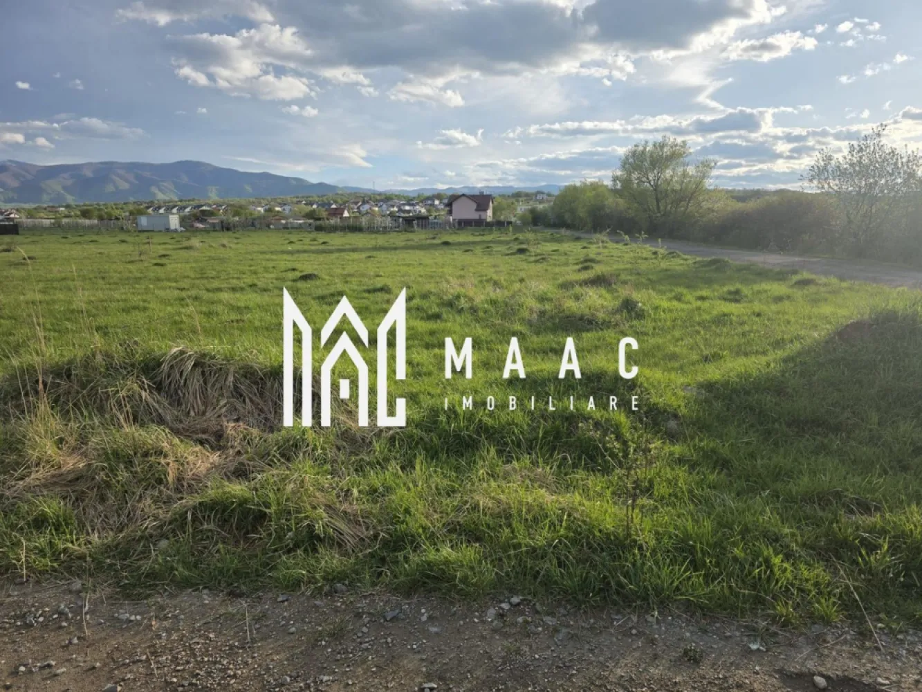 Teren intravilan | 405 MP | Calea Cisnadiei - MAAC Imobiliare vă propune spre vânzare un teren intravilan cu potențial excelent, situat într-una dintre cele mai dinamice zone de dezvoltare ale Sibiului – Calea Cisnădiei, în apropiere de Cartierul Arhitecților. Dacă îți dorești liniște, dar fără să renunți la accesul rapid către oraș, acest teren este alegerea ideală. Amplasat vizavi de Turnul de Apă și în direcția aerodromului, proprietatea beneficiază de o poziționare strategică, într-o zonă în continuă expansiune, tot mai căutată pentru construcții rezidențiale moderne. Cu o suprafață de 405 mp, terenul oferă cadrul perfect pentru construirea unei case individuale, fiind ușor de întreținut și ideal pentru un stil de viață echilibrat. În același timp, reprezintă o oportunitate atractivă de investiție, datorită dezvoltării accelerate a zonei și a cererii tot mai ridicate. Detalii proprietate: Suprafață: 405 mp Regim: intravilan Locație: Calea Cisnădiei – aproape de Cartierul Arhitecților Reper: vizavi de Turnul de Apă Direcție: spre aerodrom Alege să construiești viitorul într-o zonă în plină ascensiune! Pentru mai multe detalii sau pentru a programa o vizionare, vă rugăm să ne contactați specificând ID : CP3049406 }}