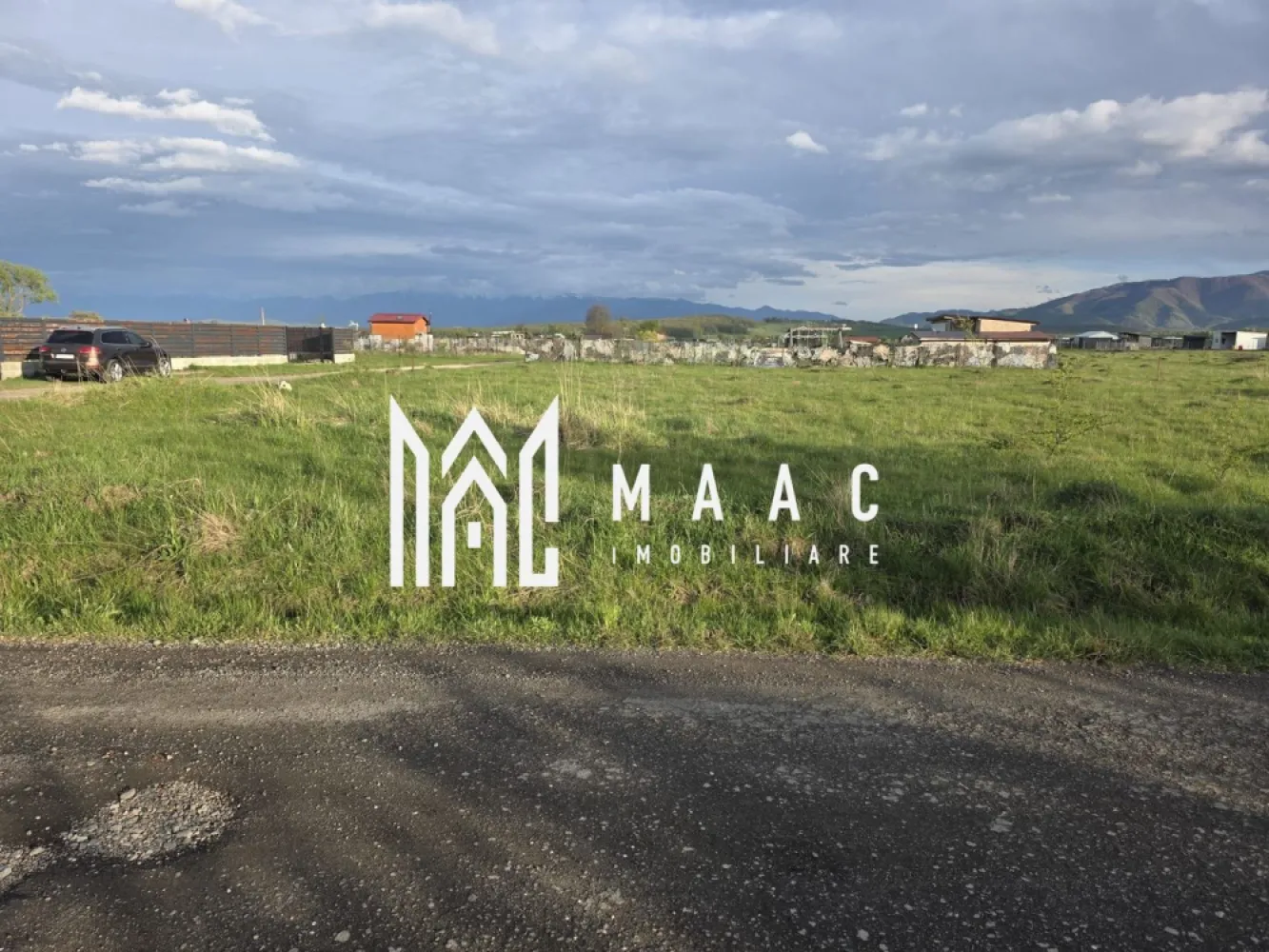 Teren intravilan | 405 MP | Calea Cisnadiei - MAAC Imobiliare vă propune spre vânzare un teren intravilan cu potențial excelent, situat într-una dintre cele mai dinamice zone de dezvoltare ale Sibiului – Calea Cisnădiei, în apropiere de Cartierul Arhitecților. Dacă îți dorești liniște, dar fără să renunți la accesul rapid către oraș, acest teren este alegerea ideală. Amplasat vizavi de Turnul de Apă și în direcția aerodromului, proprietatea beneficiază de o poziționare strategică, într-o zonă în continuă expansiune, tot mai căutată pentru construcții rezidențiale moderne. Cu o suprafață de 405 mp, terenul oferă cadrul perfect pentru construirea unei case individuale, fiind ușor de întreținut și ideal pentru un stil de viață echilibrat. În același timp, reprezintă o oportunitate atractivă de investiție, datorită dezvoltării accelerate a zonei și a cererii tot mai ridicate. Detalii proprietate: Suprafață: 405 mp Regim: intravilan Locație: Calea Cisnădiei – aproape de Cartierul Arhitecților Reper: vizavi de Turnul de Apă Direcție: spre aerodrom Alege să construiești viitorul într-o zonă în plină ascensiune! Pentru mai multe detalii sau pentru a programa o vizionare, vă rugăm să ne contactați specificând ID : CP3049406 }}