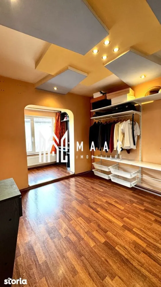 Apartament 3 camere | 71 Mp | Balcon | 2 Băi | Pivniță | Zona Terezian - MAAC Imobiliare propune spre vânzare: apartament spațios în Terezian, aproape de Centrul Vechi Vă prezentăm un apartament generos și foarte bine compartimentat, situat în cartierul Terezian, la doar 10 minute de mers pe jos de Piața Mică. Locația este ideală pentru cei care își doresc acces rapid către centrul orașului, dar și către punctele esențiale de interes zilnic. Detalii proprietate: Suprafață utilă: 71 mp Balcon: 4,21 mp Pivniță inclusă Etaj: 3 din 4 An construcție: 1987 Compartimentare: Hol generos Living luminos 2 dormitoare 2 băi Una cu Cada WC de serviciu Cămară și debara Apartamentul este poziționat pe colț, cu orientare sud-vestică, beneficiind de lumină naturală pe tot parcursul zilei și de o priveliște deschisă către munți. Se vinde complet mobilat și utilat: Electrocasnice Samsung (frigider, plită, cuptor) Mașină de spălat AEG Uscător Bosch Aer condiționat Centrală termică Vaillant Avantaje locație: Aproape de Centrul Vechi Două magazine Lidl în imediata apropiere Magazin Non Stop chiar peste drum Acces rapid către Shopping City Școli și grădinițe în zonă (Școala 13, Școala 18) Numeroase clinici și farmacii Ieșire facilă spre autostradă Parcare: Locuri disponibile în jurul blocului. Pentru mai multe detalii sau pentru a programa o vizionare, vă rugăm să ne contactați specificând ID:CP3043452 }}