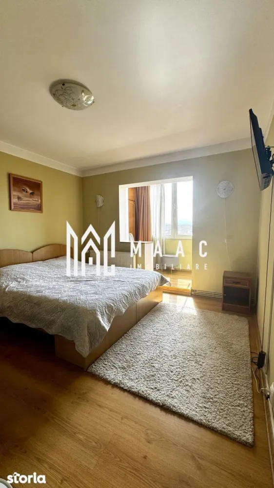 Apartament 3 camere | 71 Mp | Balcon | 2 Băi | Pivniță | Zona Terezian - MAAC Imobiliare propune spre vânzare: apartament spațios în Terezian, aproape de Centrul Vechi Vă prezentăm un apartament generos și foarte bine compartimentat, situat în cartierul Terezian, la doar 10 minute de mers pe jos de Piața Mică. Locația este ideală pentru cei care își doresc acces rapid către centrul orașului, dar și către punctele esențiale de interes zilnic. Detalii proprietate: Suprafață utilă: 71 mp Balcon: 4,21 mp Pivniță inclusă Etaj: 3 din 4 An construcție: 1987 Compartimentare: Hol generos Living luminos 2 dormitoare 2 băi Una cu Cada WC de serviciu Cămară și debara Apartamentul este poziționat pe colț, cu orientare sud-vestică, beneficiind de lumină naturală pe tot parcursul zilei și de o priveliște deschisă către munți. Se vinde complet mobilat și utilat: Electrocasnice Samsung (frigider, plită, cuptor) Mașină de spălat AEG Uscător Bosch Aer condiționat Centrală termică Vaillant Avantaje locație: Aproape de Centrul Vechi Două magazine Lidl în imediata apropiere Magazin Non Stop chiar peste drum Acces rapid către Shopping City Școli și grădinițe în zonă (Școala 13, Școala 18) Numeroase clinici și farmacii Ieșire facilă spre autostradă Parcare: Locuri disponibile în jurul blocului. Pentru mai multe detalii sau pentru a programa o vizionare, vă rugăm să ne contactați specificând ID:CP3043452 }}