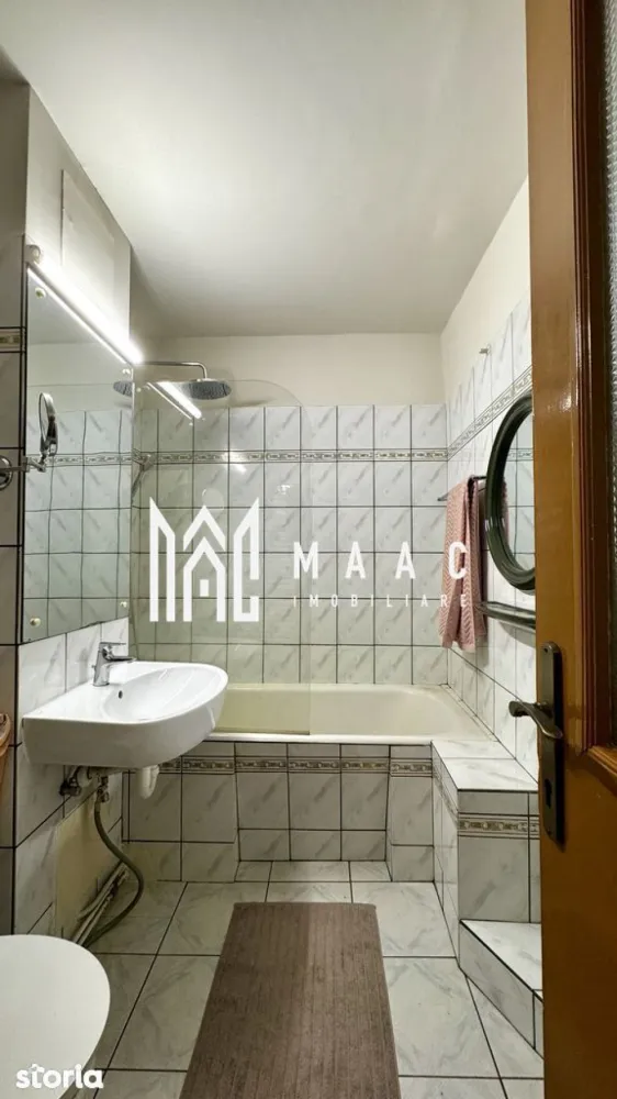 Apartament 3 camere | 71 Mp | Balcon | 2 Băi | Pivniță | Zona Terezian - MAAC Imobiliare propune spre vânzare: apartament spațios în Terezian, aproape de Centrul Vechi Vă prezentăm un apartament generos și foarte bine compartimentat, situat în cartierul Terezian, la doar 10 minute de mers pe jos de Piața Mică. Locația este ideală pentru cei care își doresc acces rapid către centrul orașului, dar și către punctele esențiale de interes zilnic. Detalii proprietate: Suprafață utilă: 71 mp Balcon: 4,21 mp Pivniță inclusă Etaj: 3 din 4 An construcție: 1987 Compartimentare: Hol generos Living luminos 2 dormitoare 2 băi Una cu Cada WC de serviciu Cămară și debara Apartamentul este poziționat pe colț, cu orientare sud-vestică, beneficiind de lumină naturală pe tot parcursul zilei și de o priveliște deschisă către munți. Se vinde complet mobilat și utilat: Electrocasnice Samsung (frigider, plită, cuptor) Mașină de spălat AEG Uscător Bosch Aer condiționat Centrală termică Vaillant Avantaje locație: Aproape de Centrul Vechi Două magazine Lidl în imediata apropiere Magazin Non Stop chiar peste drum Acces rapid către Shopping City Școli și grădinițe în zonă (Școala 13, Școala 18) Numeroase clinici și farmacii Ieșire facilă spre autostradă Parcare: Locuri disponibile în jurul blocului. Pentru mai multe detalii sau pentru a programa o vizionare, vă rugăm să ne contactați specificând ID:CP3043452 }}