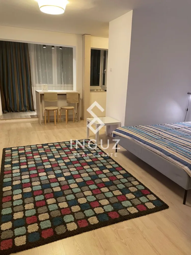 Garsonieră de închiriat – Lacul Tei | Parcul Circului | Str. Opanez - Garsonieră de închiriat – Lacul Tei (Parcul Circului) Preț: 380 € / lună Locație: București – zona Lacul Tei, Strada Opanez Specificații: Suprafață utilă: 32 mp Număr camere: 1 (garsonieră) Compartimentare: Semidecomandat Etaj: 6 / 8 An construcție: 1977 – 1990 Stare: Renovata, mobilată, gata de mutat Descriere: Inguz Real Estate vă propune spre închiriere o garsonieră modernă, situată în zona Lacul Tei, la câteva minute de Parcul Circului. Garsoniera este complet renovată, mobilată și utilată, fiind pregătită pentru mutare imediată. Oferă un spațiu practic și confortabil, ideal pentru o persoană sau un cuplu. Dotări: – Aer condiționat – Mașină de spălat rufe – Frigider – Cuptor cu microunde – Aragaz + hotă – Smart TV – Bucătărie complet echipată Locația: Locație excelentă, cu acces rapid către: – Parcul Circului – Lacul Tei – Kaufland, Mega Image, Billa – Restaurante și cafenele – Transport public (STB și conexiuni rapide către metrou) Ideal pentru: Locuire personală sau cuplu, într-o zonă liniștită și bine conectată la oraș. Disponibilitate: Imediat Preț: 380 € / lună Comision agenție: 50% din prima lună de chirie }}