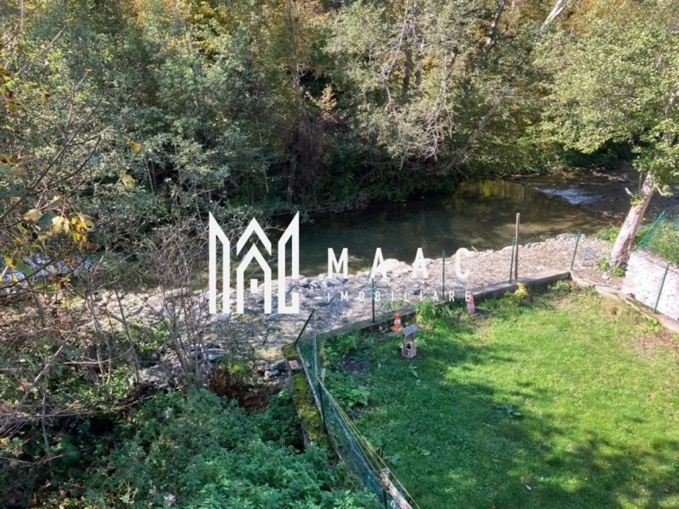 Casaindividuala | 480 Mp | Transfagarasan | Cartisoara - MAAC Imobiliare vă propune spre vânzare o oportunitate de investiție într-o pensiune / mini-hotel, pe care o puteți finaliza după propriul gust, amplasată într-o zonă extraordinară – pe malul pârâului Bâlea și la liziera pădurii, chiar pe Transfăgărășan, în zona turistică a comunei Cârțișoara, județul Sibiu. Construcția a fost gândită pentru o pensiune P+2, cochetă, cu 13 camere, având următoarea configurație: Parter: spațiu pentru recepție și restaurant, mini-salon de ceai / bar, bucătărie, grup sanitar, 1 cameră de serviciu / locuință pentru personal. Etaj 1: 5 spații de cazare, configurate în 3 camere și 2 apartamente (fiecare apartament cu 2 camere). Etaj 2: 3 camere, dintre care 2 studiouri mansardate, mansardă cu balcon, destinată activităților recreative. Fiecare spațiu de cazare dispune de balcon și baie proprie cu duș. Clădirea este racordată la energie electrică. Facilități: apă curentă și canalizare la poartă. Stadiul construcției: la gri – cu instalațiile sanitare și electrice efectuate, geamuri termopan montate, băi parțial placate cu gresie și faianță, obiecte sanitare achiziționate (nemontate). Terenul aferent are o suprafață de aproximativ 900 mp, cu intrare directă de pe Transfăgărășan și ieșire spre pârâu și pădure. Pentru mai multe detalii sau pentru a programa o vizionare, vă rugăm să ne contactați, menționând ID:CP2795106 }}