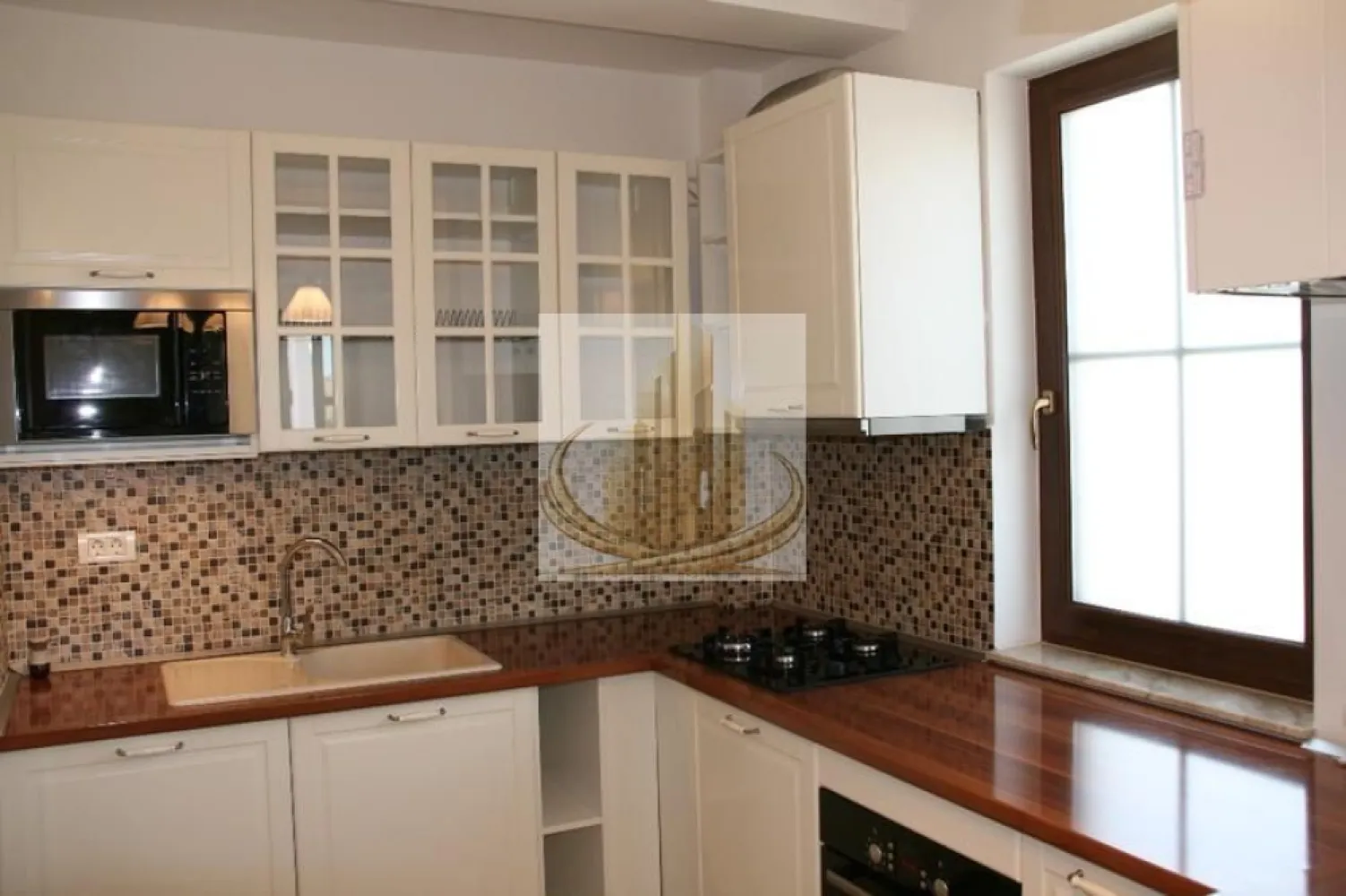 2 Camere Modern | Ansamblu rezidential nou | Parcare | Zonă Kaufland - Grand Mobilis Imobiliare vă propune spre închiriere un apartament modern cu 2 camere, situat într-un ansamblu rezidențial nou (construcție 2018), în zona Kaufland – una dintre cele mai bine poziționate și căutate zone. Apartamentul se remarcă prin compartimentarea eficientă, dotările moderne și poziția excelentă, fiind ideal pentru un cuplu. 📐 Detalii proprietate: Apartament cu 2 camere, situat în vilă Compartimentare practică și spații bine optimizate Dormitor cu terasă proprie Loc de parcare inclus 🏢 Dotări și beneficii: Centrală proprie + încălzire în pardoseală Aer condiționat Bucătărie IKEA complet echipată: cuptor, plită, mașină de spălat vase, microunde, hotă, frigider Living mobilat IKEA, canapea 4 locuri, TV Videointerfon Ansamblu modern, bine întreținut 👉 Spațiul exterior este un spațiu de agrement al ansamblului, nu curte comună clasică – oferă confort și relaxare fără grija întreținerii. 📍 Locație – punct forte: Zonă liniștită de case, dar foarte bine conectată În imediata apropiere: mijloace de transport, magazine, restaurante, cafenele Aproape de Kaufland și alte puncte de interes Brutăria/patiseria Fropin în zonă La doar câteva minute de pădure – ideal pentru plimbări și relaxare Acces facil către principalele artere ale orașului 💼 Potrivit pentru: ✔️ Cupluri, care își doresc confort, liniște și acces rapid către oraș 📞 Pentru mai multe detalii și programarea unei vizionări, echipa Grand Mobilis Imobiliare vă stă la dispoziție ID Intern: CP3052483 }}