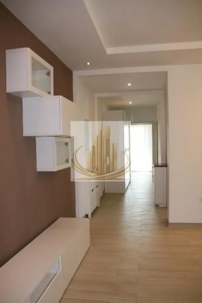 2 Camere Modern | Ansamblu rezidential nou | Parcare | Zonă Kaufland - Grand Mobilis Imobiliare vă propune spre închiriere un apartament modern cu 2 camere, situat într-un ansamblu rezidențial nou (construcție 2018), în zona Kaufland – una dintre cele mai bine poziționate și căutate zone. Apartamentul se remarcă prin compartimentarea eficientă, dotările moderne și poziția excelentă, fiind ideal pentru un cuplu. 📐 Detalii proprietate: Apartament cu 2 camere, situat în vilă Compartimentare practică și spații bine optimizate Dormitor cu terasă proprie Loc de parcare inclus 🏢 Dotări și beneficii: Centrală proprie + încălzire în pardoseală Aer condiționat Bucătărie IKEA complet echipată: cuptor, plită, mașină de spălat vase, microunde, hotă, frigider Living mobilat IKEA, canapea 4 locuri, TV Videointerfon Ansamblu modern, bine întreținut 👉 Spațiul exterior este un spațiu de agrement al ansamblului, nu curte comună clasică – oferă confort și relaxare fără grija întreținerii. 📍 Locație – punct forte: Zonă liniștită de case, dar foarte bine conectată În imediata apropiere: mijloace de transport, magazine, restaurante, cafenele Aproape de Kaufland și alte puncte de interes Brutăria/patiseria Fropin în zonă La doar câteva minute de pădure – ideal pentru plimbări și relaxare Acces facil către principalele artere ale orașului 💼 Potrivit pentru: ✔️ Cupluri, care își doresc confort, liniște și acces rapid către oraș 📞 Pentru mai multe detalii și programarea unei vizionări, echipa Grand Mobilis Imobiliare vă stă la dispoziție ID Intern: CP3052483 }}