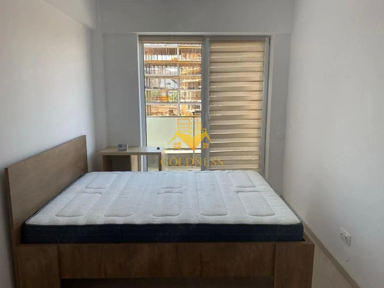 2 camere semidecomandate, balcon, parcare, Intre Lacuri, Iulius Mall - GOLDNESS Imobiliare vă propune spre închiriere un apartament cu 2 camere complet mobilat și utilat, la etajul 2 într-un imobil de 3 etaje, în Cartierul Intre Lacuri. Dispune de loc de parcare subteran contra cost 60 euro! Se află în apropierea stațiilor de transport în comun, magazine, restaurante, spații verzi, farmacii, etc. Apartamentul este compartimentat astfel: - dormitor cu pat matrimonial, dressing, noptiere - living cu bucatarie open space complet utilată și mobilată, canapea extensibilă, loc de servit masa - baie cu cada, calorifer port prosop și dulap pentru depozitare. - balcon de 3 mp. Imobilul este dotat cu toate cele necesare- centrală proprie, frigider, aragaz, hotă, mașină de spălat haine, etc. Dacă sunteți interesați de acest apartament și doriți să îl vizionați, dar și pentru alte oferte nu ezitați să ne contactați telefonic sau prin e-mail. Vă stăm la dispoziție! Pentru intermediere se percepe un comision de 50% din prețul chiriei! }}