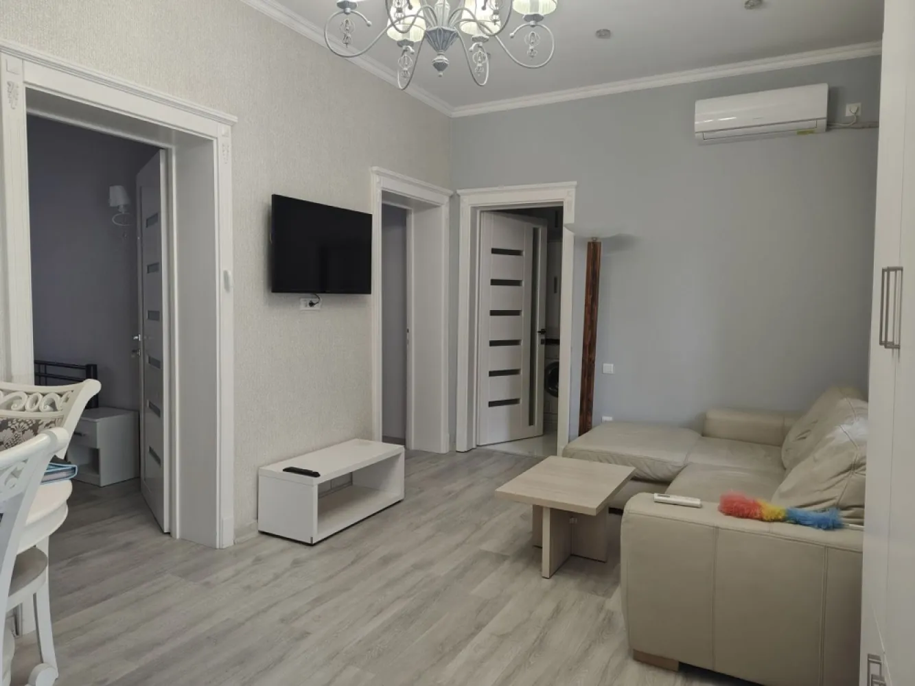 Apartament 3 camere la casa ,ultracentral, 550 E neg. Comision 50% - De inchiriat apartament 3 camere – zonă ultracentral, Oradea, decomandat. 550 E negociabil. Comision 50% din prima chirie. Apartament renovat recent prima inchiriere. Se oferă spre inchiriere apartament cu 2 camere, decomandat, situat în zonă ultracentral, potrivit pentru uz residential. Situat intr-o zona centrala linistita si fara trafic, pe strada la doar 7 minute de mers pe jos de Piata Uniri si 5 minute de Prima Shopping Center Apartamentul are 75 mp, este decomandat si este compartimentat astfel: Bucatarie + sufragerie open space 2 dormitoare spatioase 1 baie moderna cu geam mare Camerele sunt luminoase, cu ferestre mari de termopan si rolete exterioare clasice din lemn. Proprietatea se afla intr-o curte comuna. Curtea interioara este cocheta, plina de verdeata, oferind un spatiu linistit si primitor. Dotari si facilitati: Masina de spalat vase Masina de spalat rufe Plita si cuptor electric incorporat Cuptor cu microunde incorporat Frigider incorporat Centrala gaz + incalzire in pardoseala TV Smart in fiecare camera Vana cu jacuzzi si bideu Aer conditionat cu inverter Parcare la liber pe strada Nu se accepta animale de companie. Pentru mai multe informatii sau pentru vizionare, 0751 777 844 Madian Bosca }}