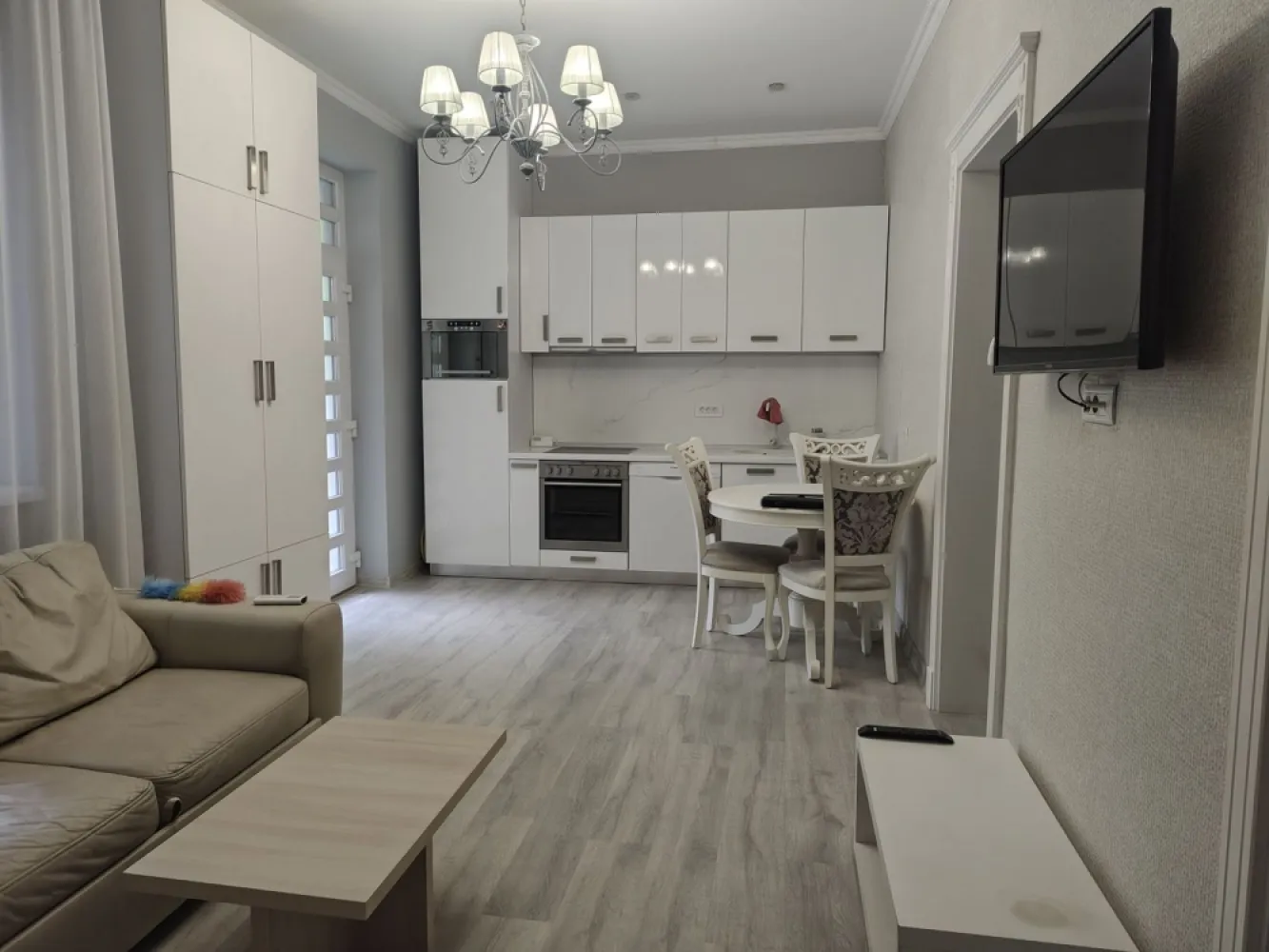 Apartament 3 camere la casa ,ultracentral, 550 E neg. Comision 50% - De inchiriat apartament 3 camere – zonă ultracentral, Oradea, decomandat. 550 E negociabil. Comision 50% din prima chirie. Apartament renovat recent prima inchiriere. Se oferă spre inchiriere apartament cu 2 camere, decomandat, situat în zonă ultracentral, potrivit pentru uz residential. Situat intr-o zona centrala linistita si fara trafic, pe strada la doar 7 minute de mers pe jos de Piata Uniri si 5 minute de Prima Shopping Center Apartamentul are 75 mp, este decomandat si este compartimentat astfel: Bucatarie + sufragerie open space 2 dormitoare spatioase 1 baie moderna cu geam mare Camerele sunt luminoase, cu ferestre mari de termopan si rolete exterioare clasice din lemn. Proprietatea se afla intr-o curte comuna. Curtea interioara este cocheta, plina de verdeata, oferind un spatiu linistit si primitor. Dotari si facilitati: Masina de spalat vase Masina de spalat rufe Plita si cuptor electric incorporat Cuptor cu microunde incorporat Frigider incorporat Centrala gaz + incalzire in pardoseala TV Smart in fiecare camera Vana cu jacuzzi si bideu Aer conditionat cu inverter Parcare la liber pe strada Nu se accepta animale de companie. Pentru mai multe informatii sau pentru vizionare, 0751 777 844 Madian Bosca }}