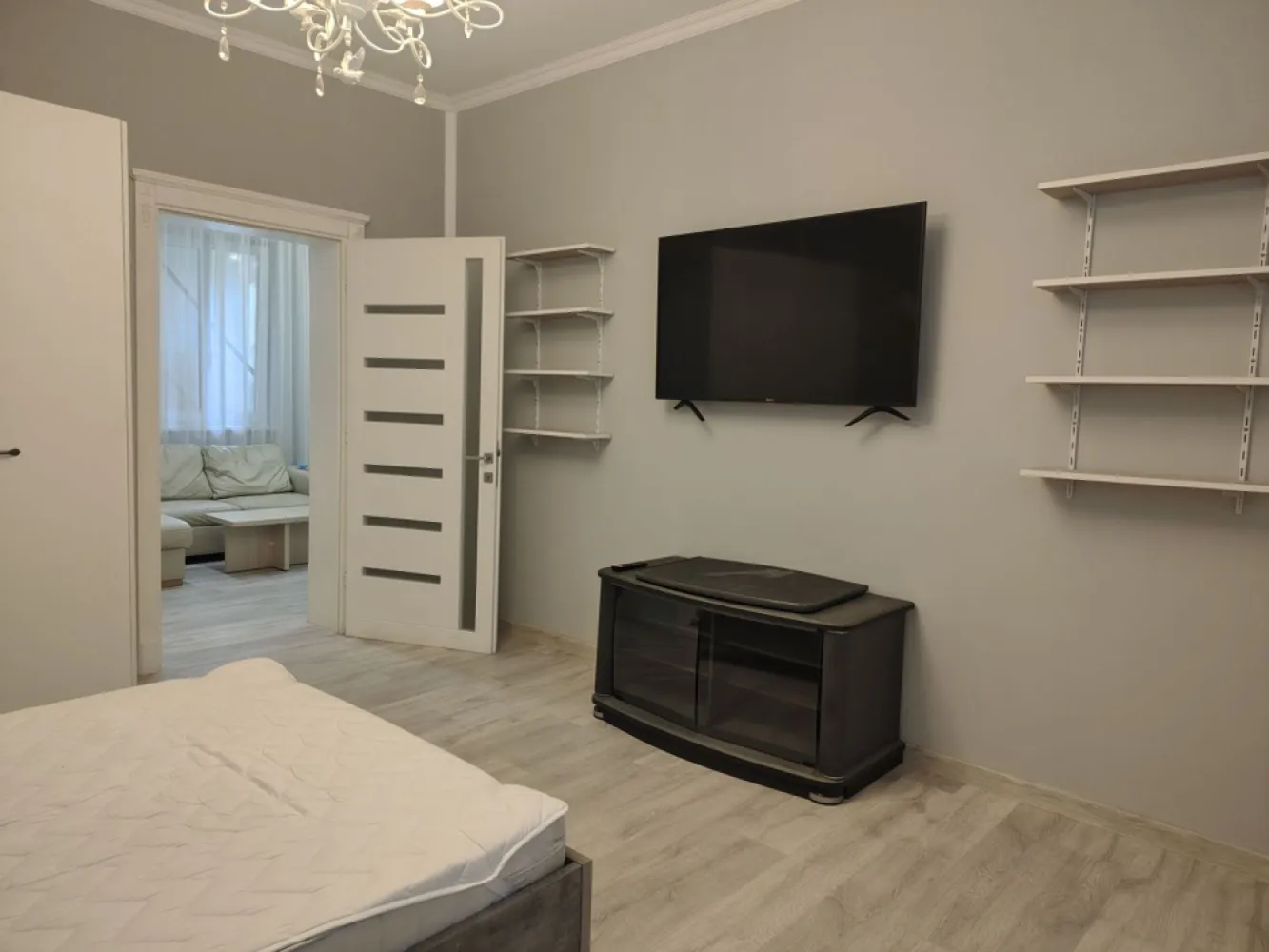 Apartament 3 camere la casa ,ultracentral, 550 E neg. Comision 50% - De inchiriat apartament 3 camere – zonă ultracentral, Oradea, decomandat. 550 E negociabil. Comision 50% din prima chirie. Apartament renovat recent prima inchiriere. Se oferă spre inchiriere apartament cu 2 camere, decomandat, situat în zonă ultracentral, potrivit pentru uz residential. Situat intr-o zona centrala linistita si fara trafic, pe strada la doar 7 minute de mers pe jos de Piata Uniri si 5 minute de Prima Shopping Center Apartamentul are 75 mp, este decomandat si este compartimentat astfel: Bucatarie + sufragerie open space 2 dormitoare spatioase 1 baie moderna cu geam mare Camerele sunt luminoase, cu ferestre mari de termopan si rolete exterioare clasice din lemn. Proprietatea se afla intr-o curte comuna. Curtea interioara este cocheta, plina de verdeata, oferind un spatiu linistit si primitor. Dotari si facilitati: Masina de spalat vase Masina de spalat rufe Plita si cuptor electric incorporat Cuptor cu microunde incorporat Frigider incorporat Centrala gaz + incalzire in pardoseala TV Smart in fiecare camera Vana cu jacuzzi si bideu Aer conditionat cu inverter Parcare la liber pe strada Nu se accepta animale de companie. Pentru mai multe informatii sau pentru vizionare, 0751 777 844 Madian Bosca }}