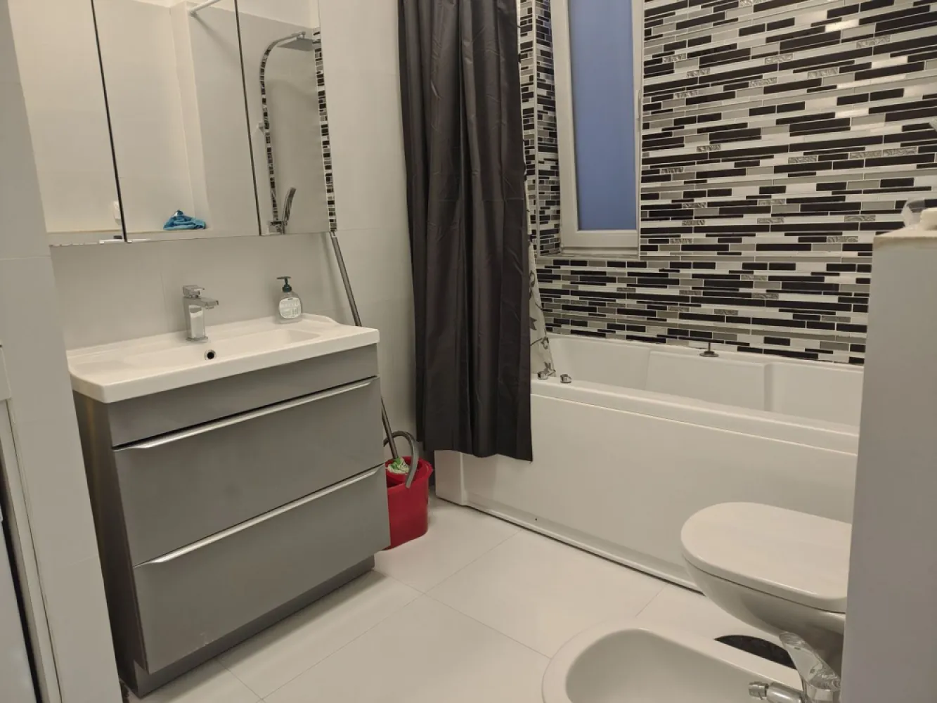 Apartament 3 camere la casa ,ultracentral, 550 E neg. Comision 50%