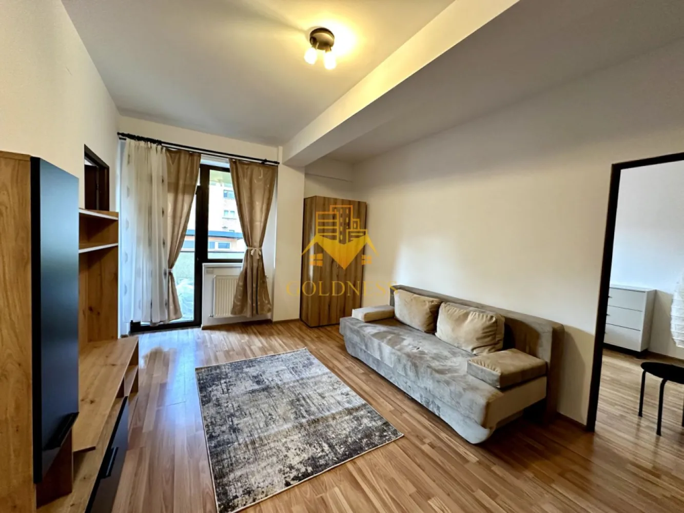 2 camere, Prima închiriere, Cartierul Intre Lacuri, Iulius mall, FSEGA - GOLDNESS Imobiliare vă propune spre închiriere un apartament cu 2 camere complet mobilat și utilat, la etajul 3 într-un imobil de 5 etaje, în Cartierul Intre Lacuri, zona Iulius mall. Se află în apropierea stațiilor de transport în comun, magazine, restaurante, spații verzi, farmacii, etc. Apartamentul este compartimentat astfel: - dormitor cu pat matrimonial, dressing, noptiere - living, bucatarie separată complet utilată și mobilată, canapea extensibilă, loc de servit masa - baie cu cabina de dus, calorifer port prosop și dulap pentru depozitare. - balcon 7mp. Imobilul este dotat cu toate cele necesare- centrală proprie, frigider, aragaz, hotă, mașină de spălat haine, etc. Dacă sunteți interesați de acest apartament și doriți să îl vizionați, dar și pentru alte oferte nu ezitați să ne contactați telefonic sau prin e-mail. Vă stăm la dispoziție! Pentru intermediere se percepe un comision de 50% din prețul chiriei! }}