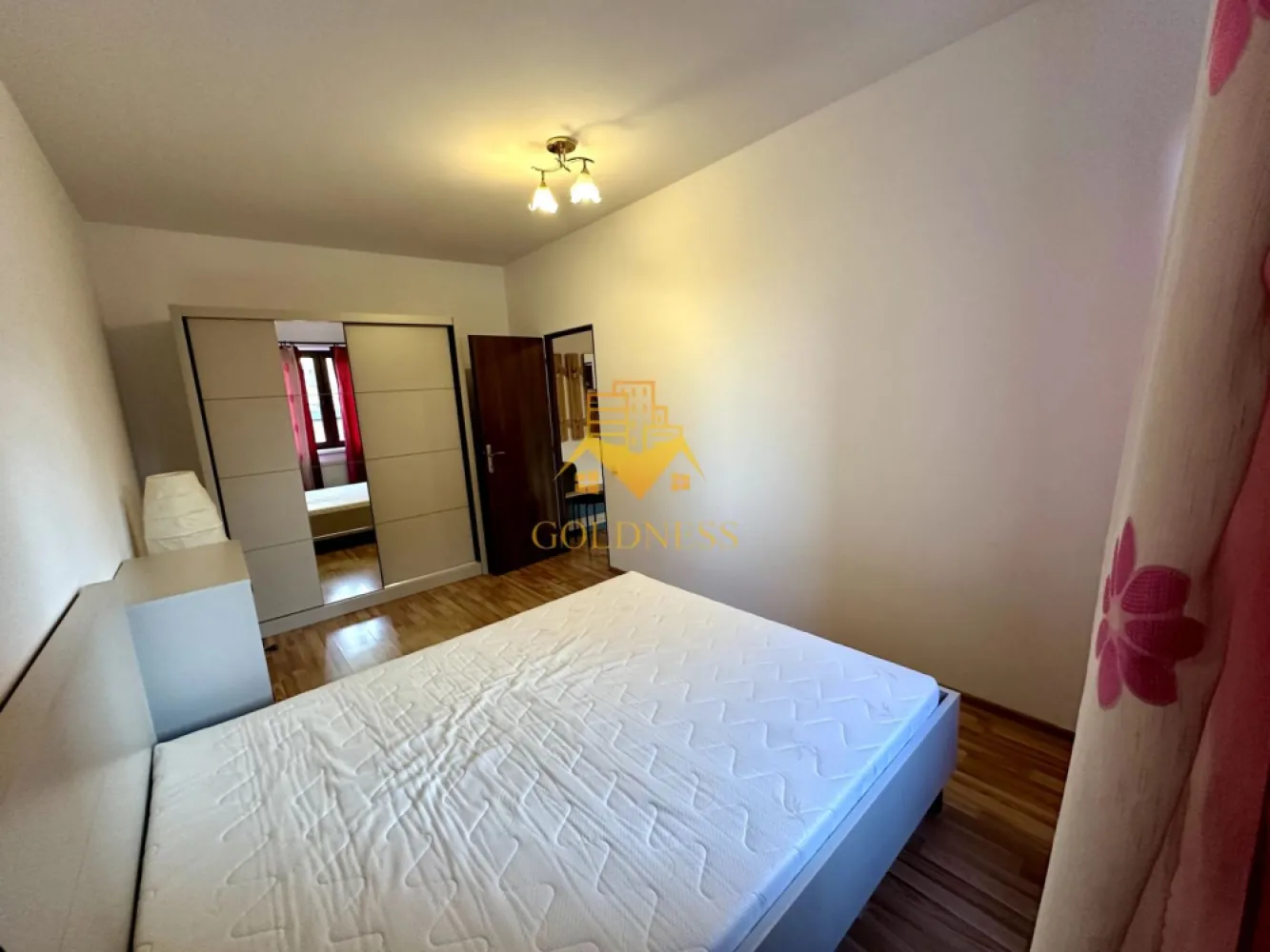 2 camere, Prima închiriere, Cartierul Intre Lacuri, Iulius mall, FSEGA - GOLDNESS Imobiliare vă propune spre închiriere un apartament cu 2 camere complet mobilat și utilat, la etajul 3 într-un imobil de 5 etaje, în Cartierul Intre Lacuri, zona Iulius mall. Se află în apropierea stațiilor de transport în comun, magazine, restaurante, spații verzi, farmacii, etc. Apartamentul este compartimentat astfel: - dormitor cu pat matrimonial, dressing, noptiere - living, bucatarie separată complet utilată și mobilată, canapea extensibilă, loc de servit masa - baie cu cabina de dus, calorifer port prosop și dulap pentru depozitare. - balcon 7mp. Imobilul este dotat cu toate cele necesare- centrală proprie, frigider, aragaz, hotă, mașină de spălat haine, etc. Dacă sunteți interesați de acest apartament și doriți să îl vizionați, dar și pentru alte oferte nu ezitați să ne contactați telefonic sau prin e-mail. Vă stăm la dispoziție! Pentru intermediere se percepe un comision de 50% din prețul chiriei! }}