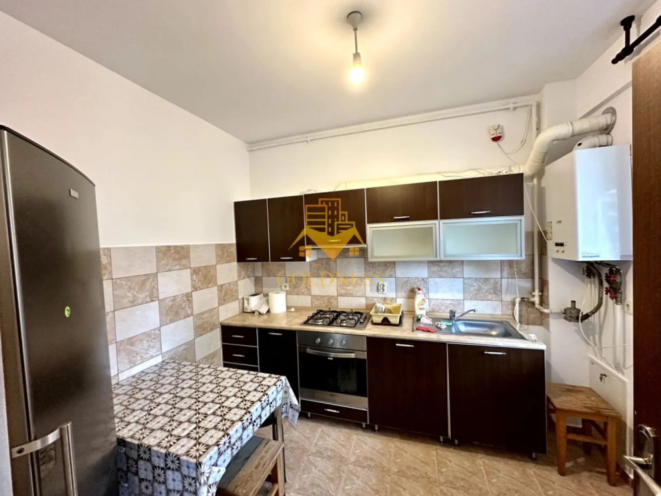 2 camere, Prima închiriere, Cartierul Intre Lacuri, Iulius mall, FSEGA - GOLDNESS Imobiliare vă propune spre închiriere un apartament cu 2 camere complet mobilat și utilat, la etajul 3 într-un imobil de 5 etaje, în Cartierul Intre Lacuri, zona Iulius mall. Se află în apropierea stațiilor de transport în comun, magazine, restaurante, spații verzi, farmacii, etc. Apartamentul este compartimentat astfel: - dormitor cu pat matrimonial, dressing, noptiere - living, bucatarie separată complet utilată și mobilată, canapea extensibilă, loc de servit masa - baie cu cabina de dus, calorifer port prosop și dulap pentru depozitare. - balcon 7mp. Imobilul este dotat cu toate cele necesare- centrală proprie, frigider, aragaz, hotă, mașină de spălat haine, etc. Dacă sunteți interesați de acest apartament și doriți să îl vizionați, dar și pentru alte oferte nu ezitați să ne contactați telefonic sau prin e-mail. Vă stăm la dispoziție! Pentru intermediere se percepe un comision de 50% din prețul chiriei! }}