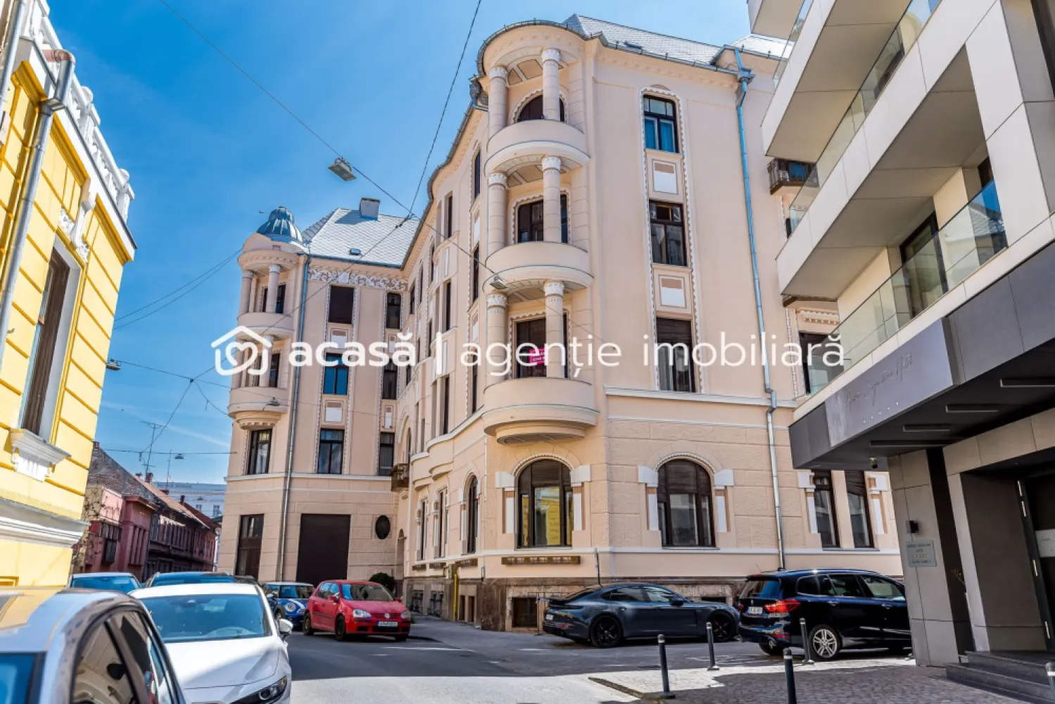 Apartament cu 2 camere în Palatul Bohuș - 0% COMISION - Descoperă un apartament cu adevărat special, situat într-una dintre cele mai valoroase clădiri istorice din Arad – Palatul Bohuş. Construit în 1913, Palatul Bohuş este un reper arhitectural al orașului, apreciat pentru eleganța stilului său și pentru istoria pe care o poartă. Clădirea impresionează prin tavane înalte, spații generoase și detalii autentice care păstrează farmecul epocii, oferind în același timp o atmosferă distinctă, greu de replicat în construcțiile moderne. Apartamentul propus spre vânzare are 2 camere, o suprafață utilă de 84 mp (142 mp construiți), este situat la etajul 1 din 3, beneficiază de două balcoane și orientare nord-vest. Se vinde parțial mobilat, fiind ideal atât pentru locuire, cât și pentru investiție într-un imobil de patrimoniu. Preț: 96.500 € 0% comision pentru cumpărător O proprietate rară, pentru cei care apreciază caracterul, istoria și poziționarea ultracentrală. Pentru detalii și programarea unei vizionări: Jasmina Uglesits - 0740814770 Consultant imobiliar - Agenția ACASĂ Arad Nu dispui de toată suma? Te ajutăm noi gratuit! Îți obținem oferte de la 16 bănci. Ai o proprietate de vânzare în Arad și vrei să știi cât valorează cu adevărat? Sună-mă pentru o evaluare gratuită, fără obligații. Birou: ACASĂ | Agenție imobiliară Arad Bulevardul Decebal 2, Arad 310133