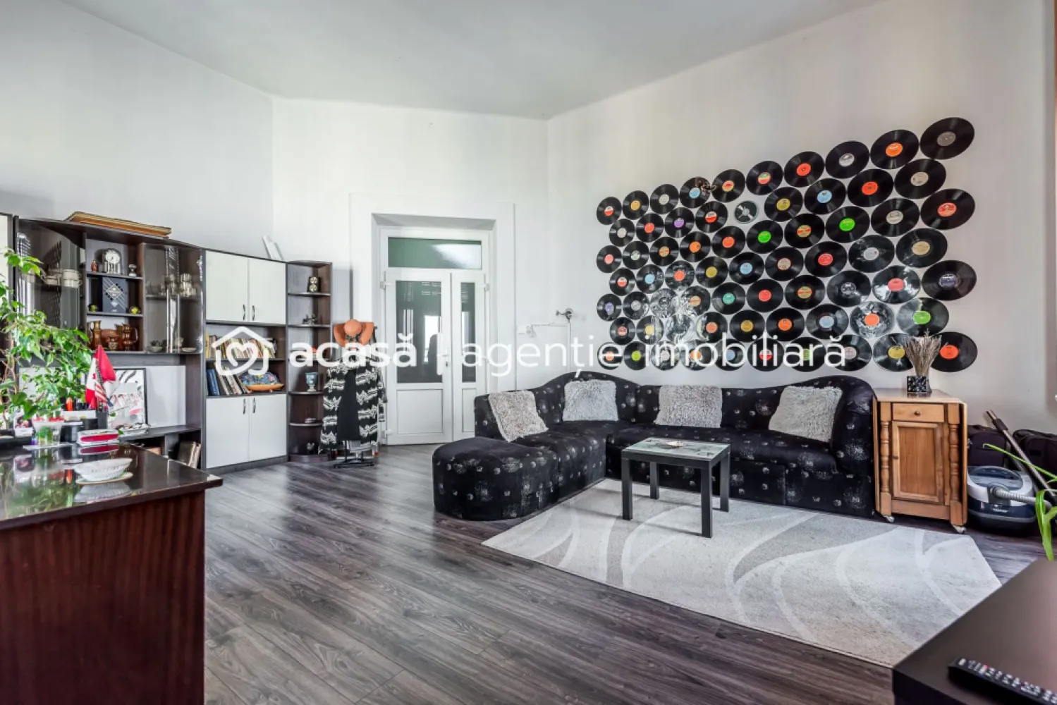 Apartament cu 2 camere în Palatul Bohuș - 0% COMISION - Descoperă un apartament cu adevărat special, situat într-una dintre cele mai valoroase clădiri istorice din Arad – Palatul Bohuş. Construit în 1913, Palatul Bohuş este un reper arhitectural al orașului, apreciat pentru eleganța stilului său și pentru istoria pe care o poartă. Clădirea impresionează prin tavane înalte, spații generoase și detalii autentice care păstrează farmecul epocii, oferind în același timp o atmosferă distinctă, greu de replicat în construcțiile moderne. Apartamentul propus spre vânzare are 2 camere, o suprafață utilă de 84 mp (142 mp construiți), este situat la etajul 1 din 3, beneficiază de două balcoane și orientare nord-vest. Se vinde parțial mobilat, fiind ideal atât pentru locuire, cât și pentru investiție într-un imobil de patrimoniu. Preț: 96.500 € 0% comision pentru cumpărător O proprietate rară, pentru cei care apreciază caracterul, istoria și poziționarea ultracentrală. Pentru detalii și programarea unei vizionări: Jasmina Uglesits - 0740814770 Consultant imobiliar - Agenția ACASĂ Arad Nu dispui de toată suma? Te ajutăm noi gratuit! Îți obținem oferte de la 16 bănci. Ai o proprietate de vânzare în Arad și vrei să știi cât valorează cu adevărat? Sună-mă pentru o evaluare gratuită, fără obligații. Birou: ACASĂ | Agenție imobiliară Arad Bulevardul Decebal 2, Arad 310133